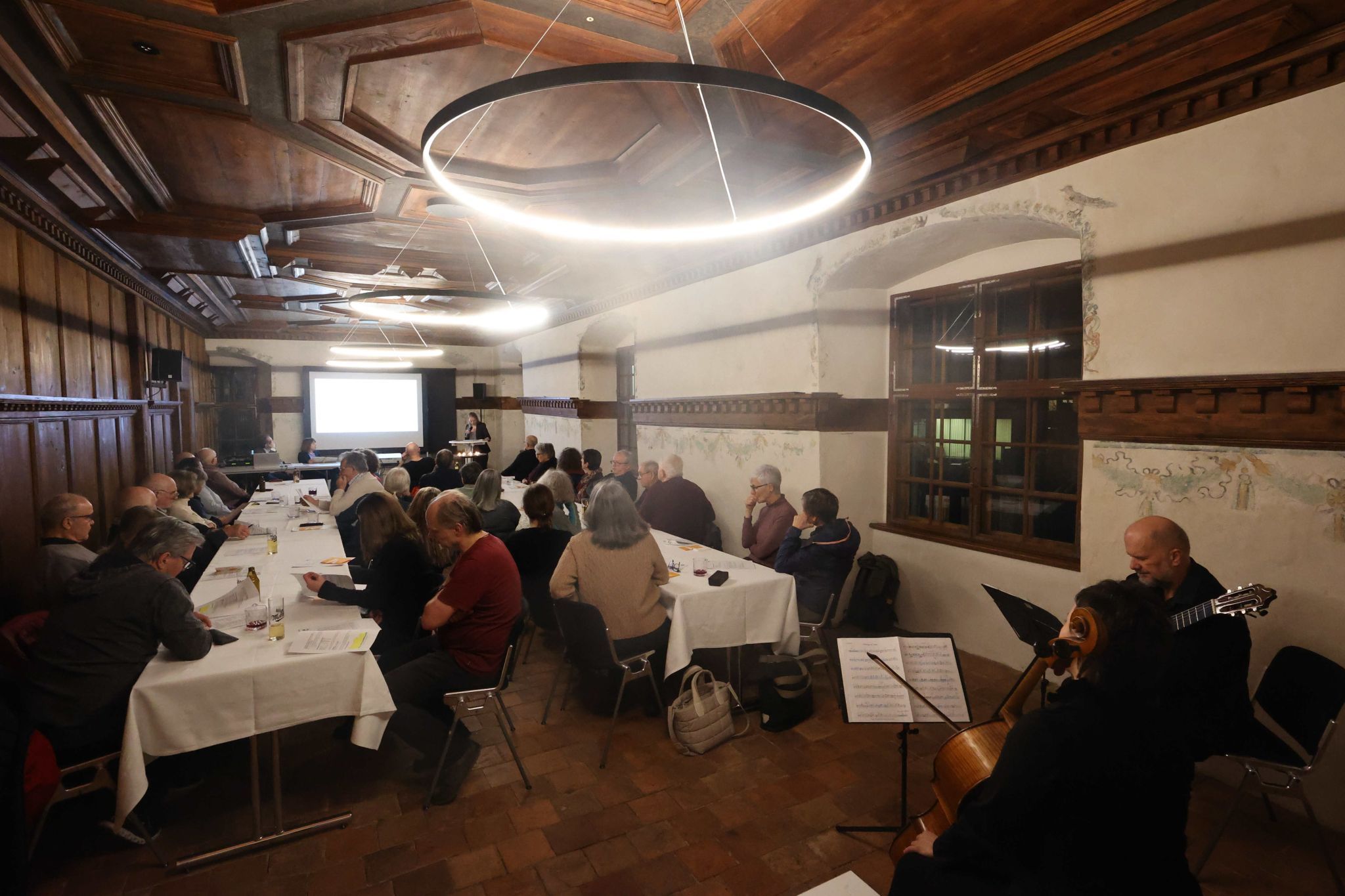 Die Versammlung im Saal des Junker Jonas-Schlössles.