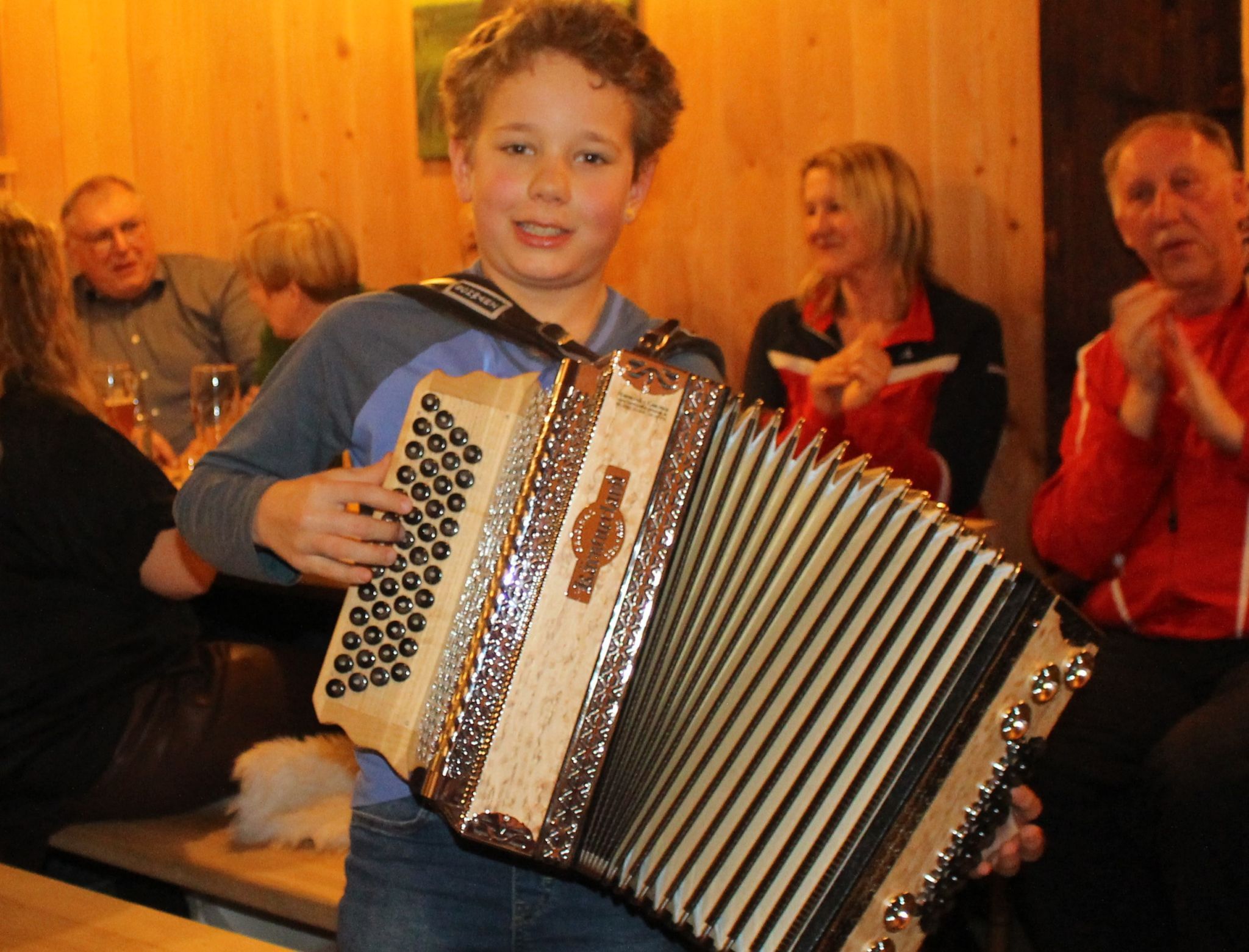 Für Emil Fuchs wurde die Goaßgaglbar zur Bühne für einen großen Solo-Auftritt, mit dem leidenschaftliche Jungmusikant sein Publikum begeisterte.