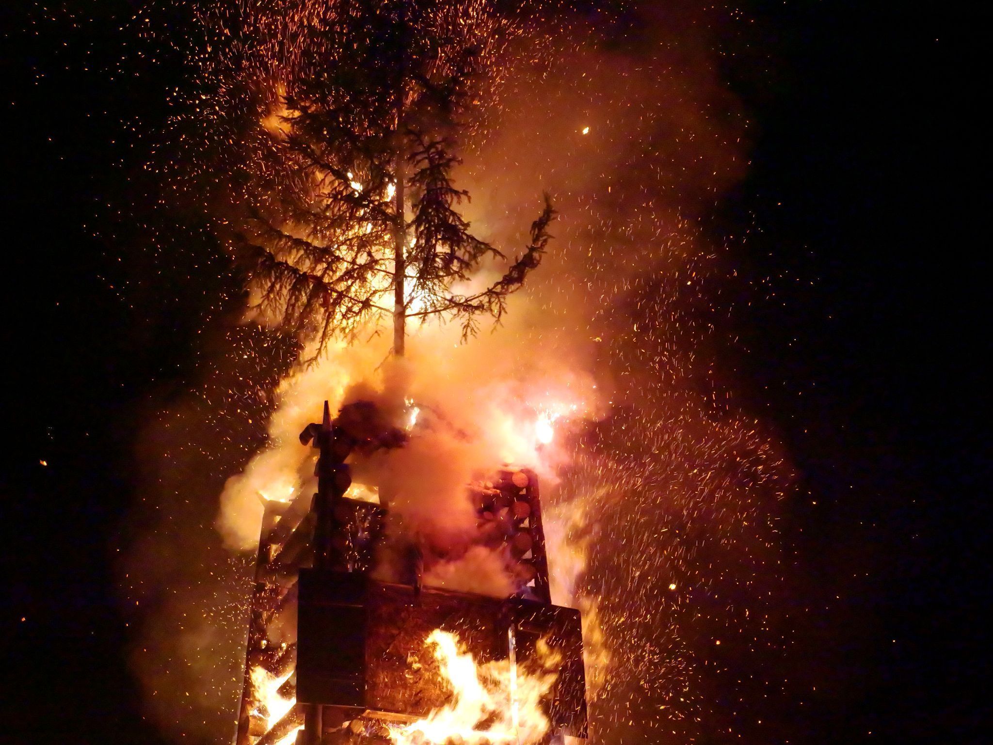 Spektakulär entflammte der Funkenturm zum 40-jährigen Jubiläum.