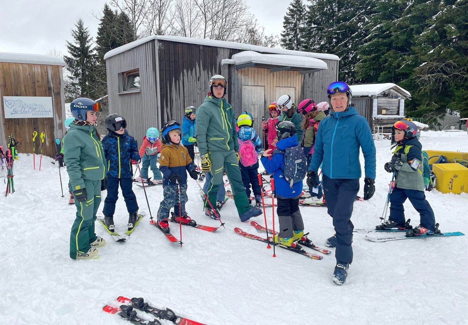 Die ehrenamtlichen Skilehrer (vorne rechts, Marlies Feurstein) begleiteten die Kinder mit viel Engagement.