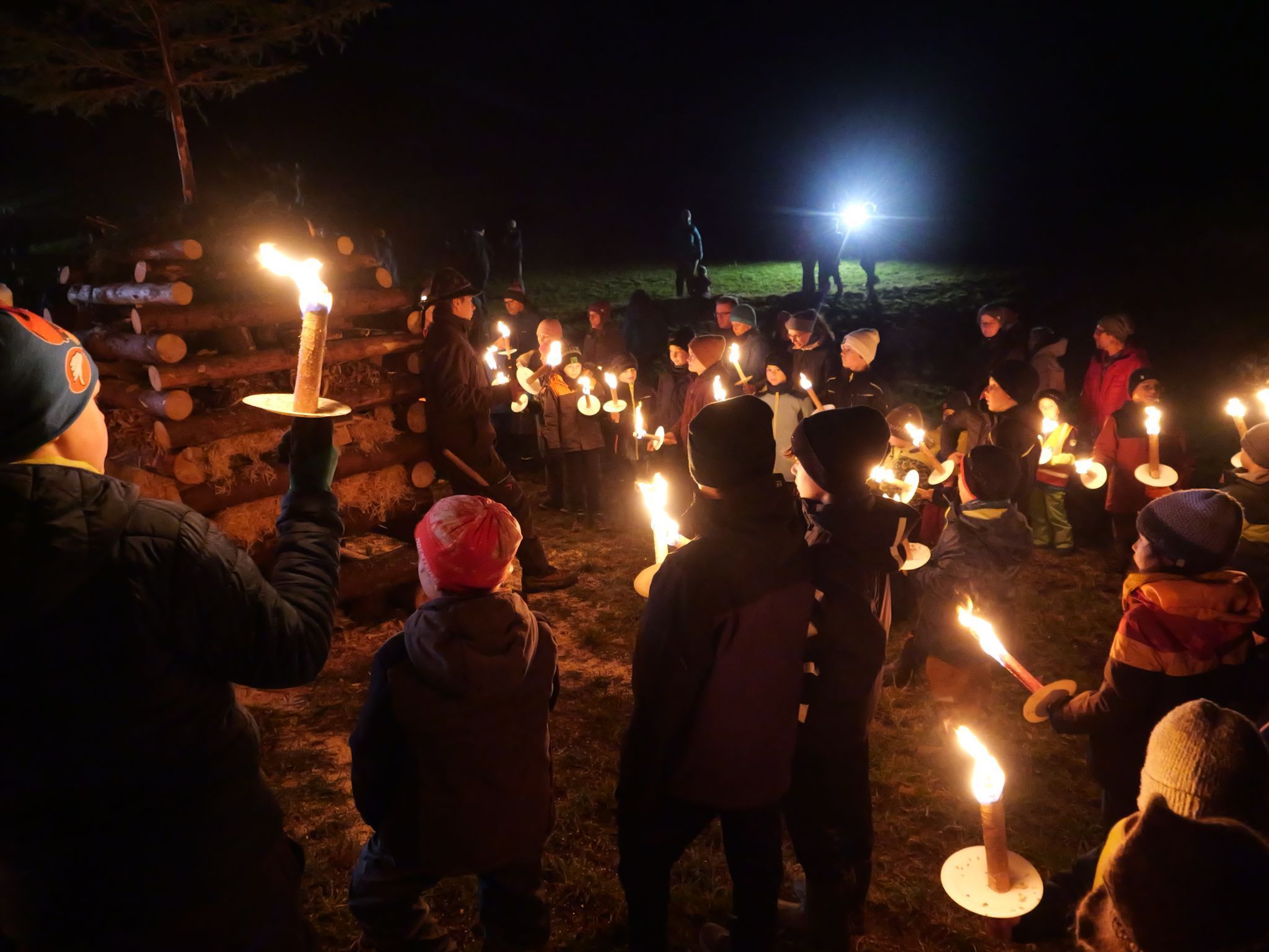 Andächtig verfolgten die Eltern, wie die Flammen des Kinderfunkens emporstiegen.