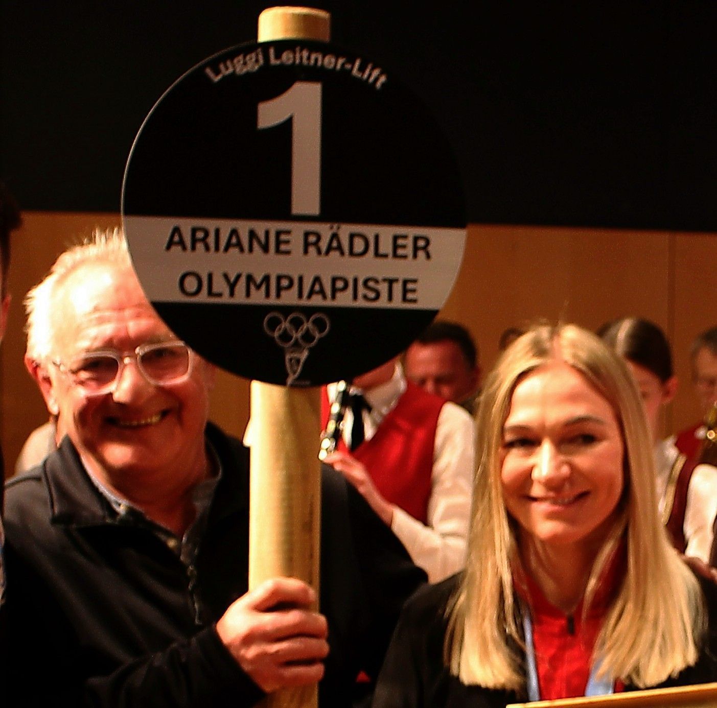 Wo sie denn Skifahren gelernt habe, wurde Ariane nach einem Schülerskirennen einst gefragt. „An den Bergbahnen Möggers . . .“ so ihre Antwort. Heute würde sie sagen „Auf der Ariane Räcler Olympiapiste“.
