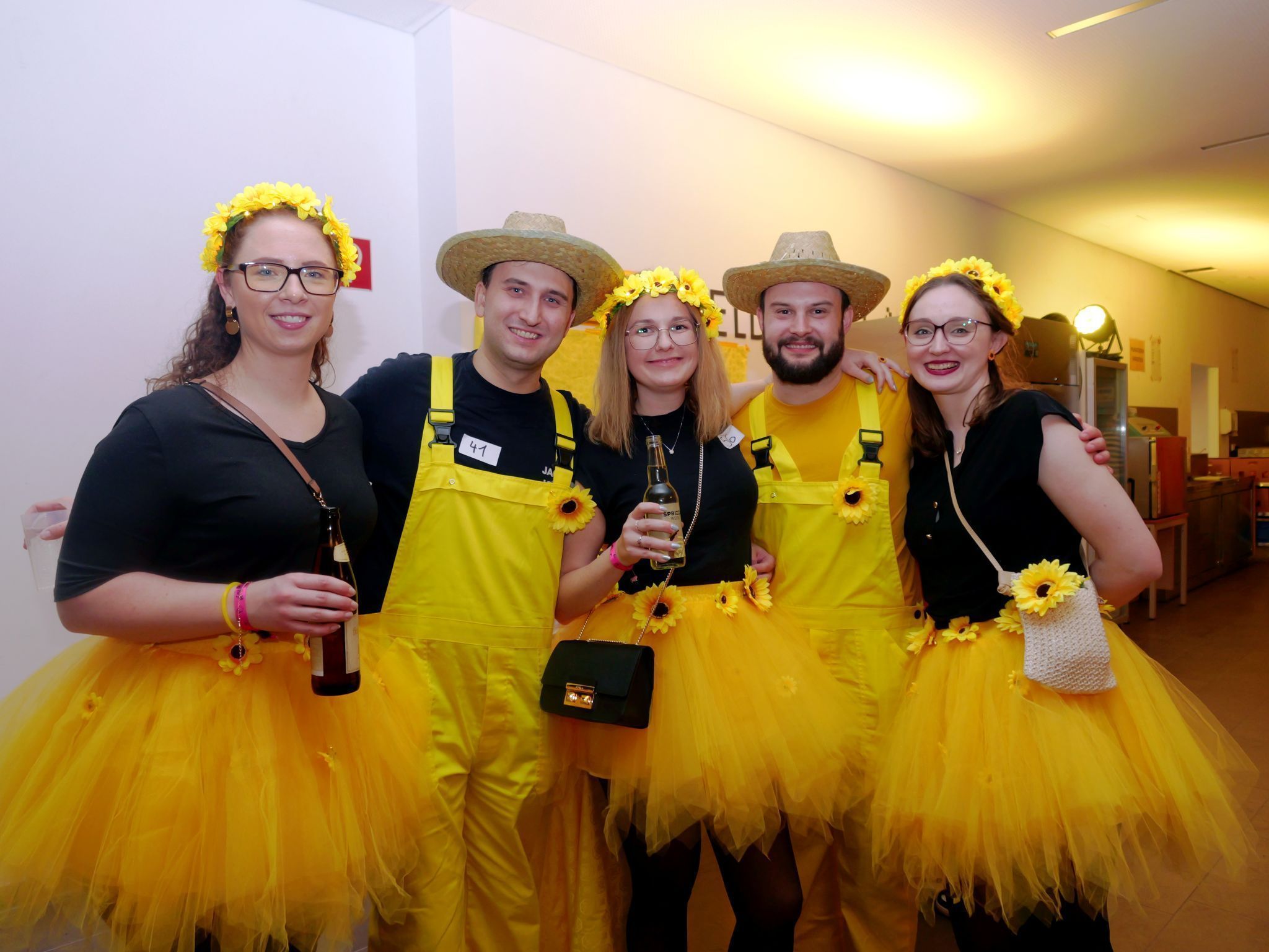 Sonnenblumen und Gärtner: Nathalie Koch, Pascal Oberhauser, Fabienne Kolar, Julian Bitsche und Elisabeth Koch.
