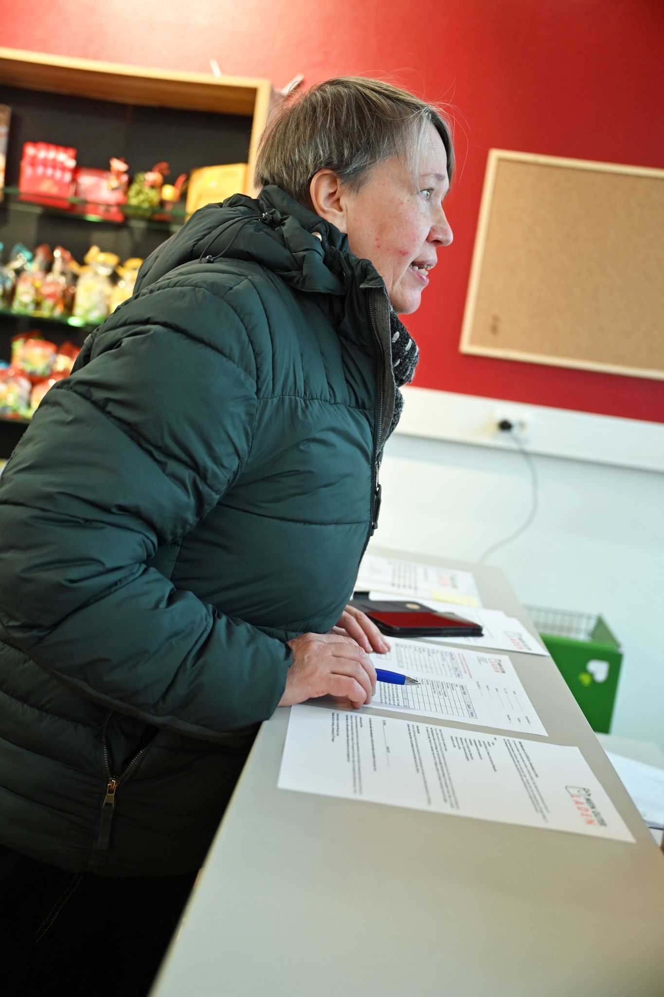 Der Zugang erfolgt über einen Bezugschein, der direkt im Geschäft ausgestellt wird und an bestimmte Einkommensgrenzen gebunden ist.