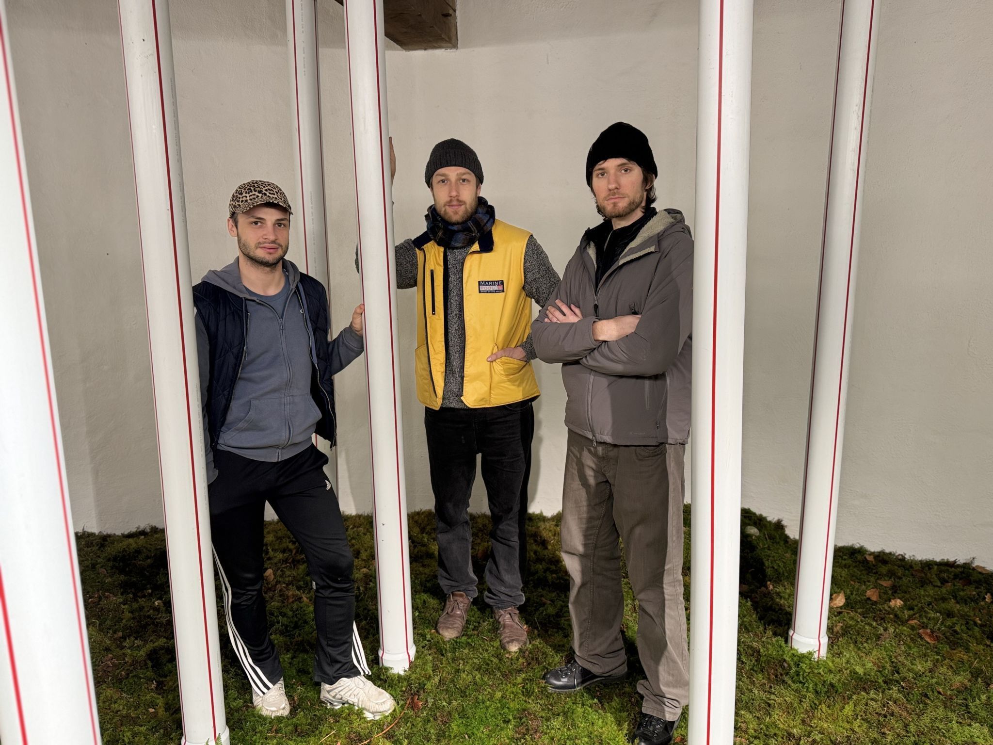 Tänzer, Choreograph und Schauspieler Fabian Tobias Huster, Künstler Viktor Elmpt und Musiker Leonard Winter vor der Performance im Feldkircher Pulverturm.