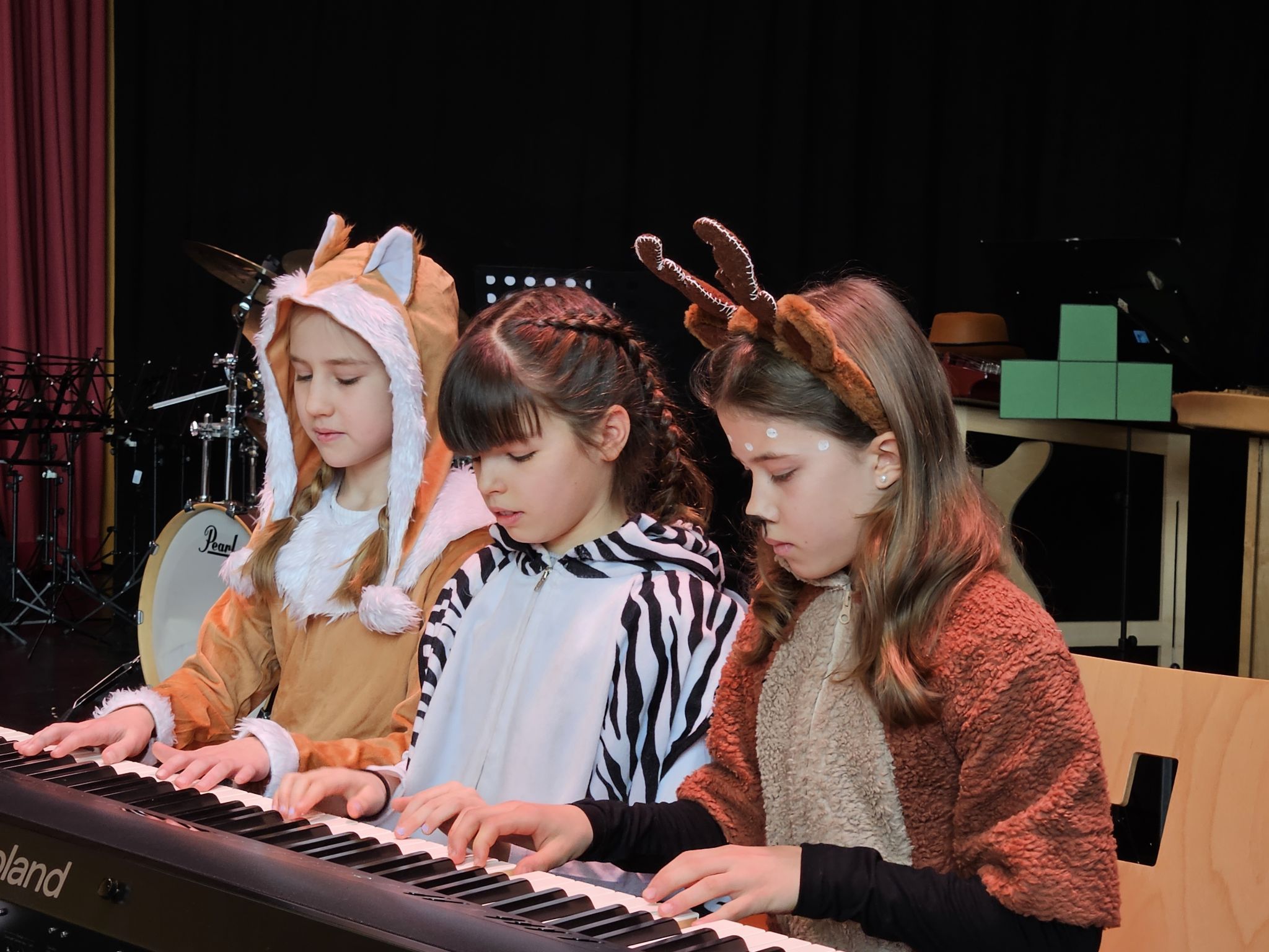 Einen Ohrwurm präsentierten Theresa, Anna und Sara gemeinsam am Keyboard.