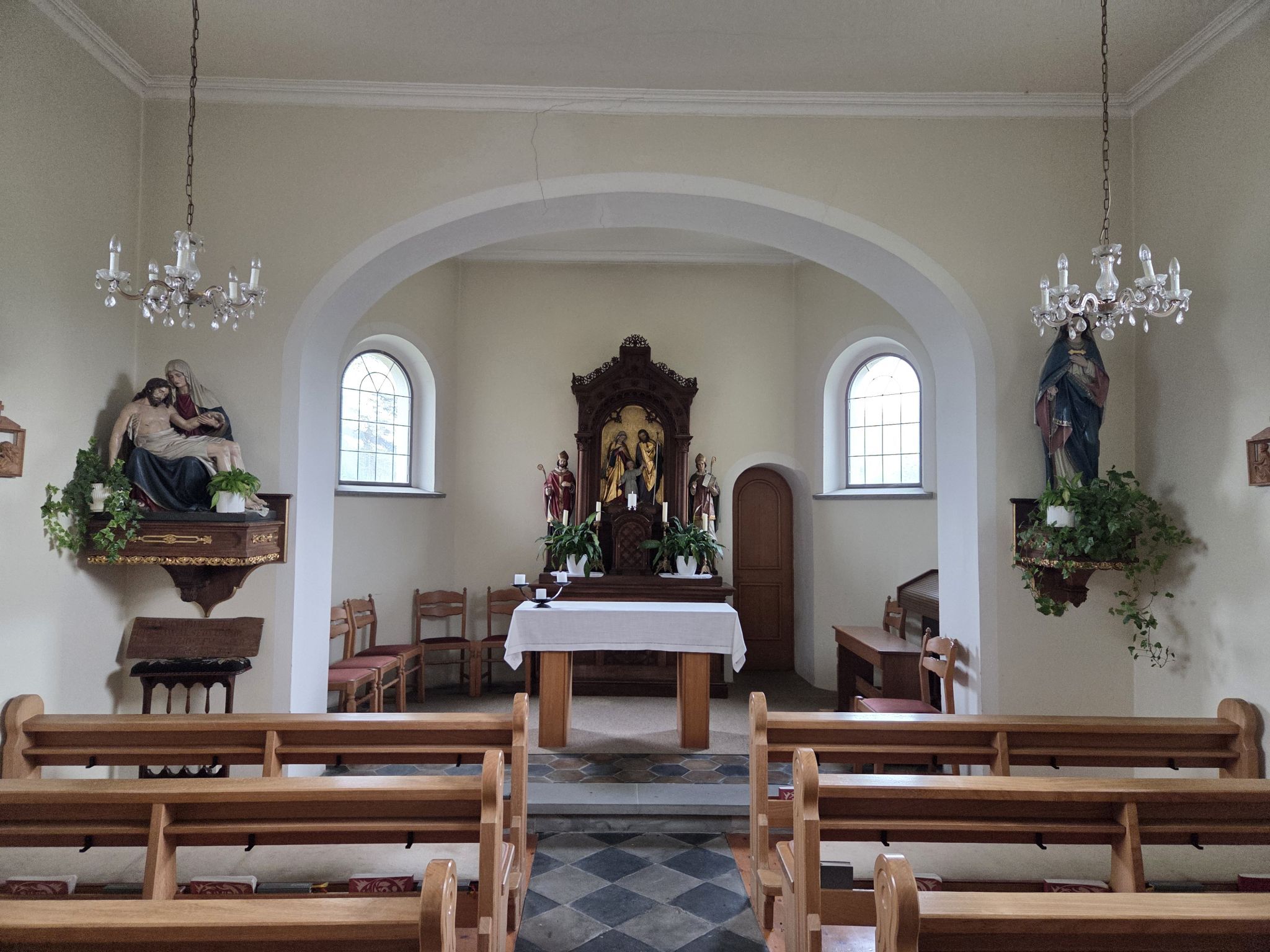 Der helle Innenraum mit Marienaltar in der Apsis (Foto: OS)