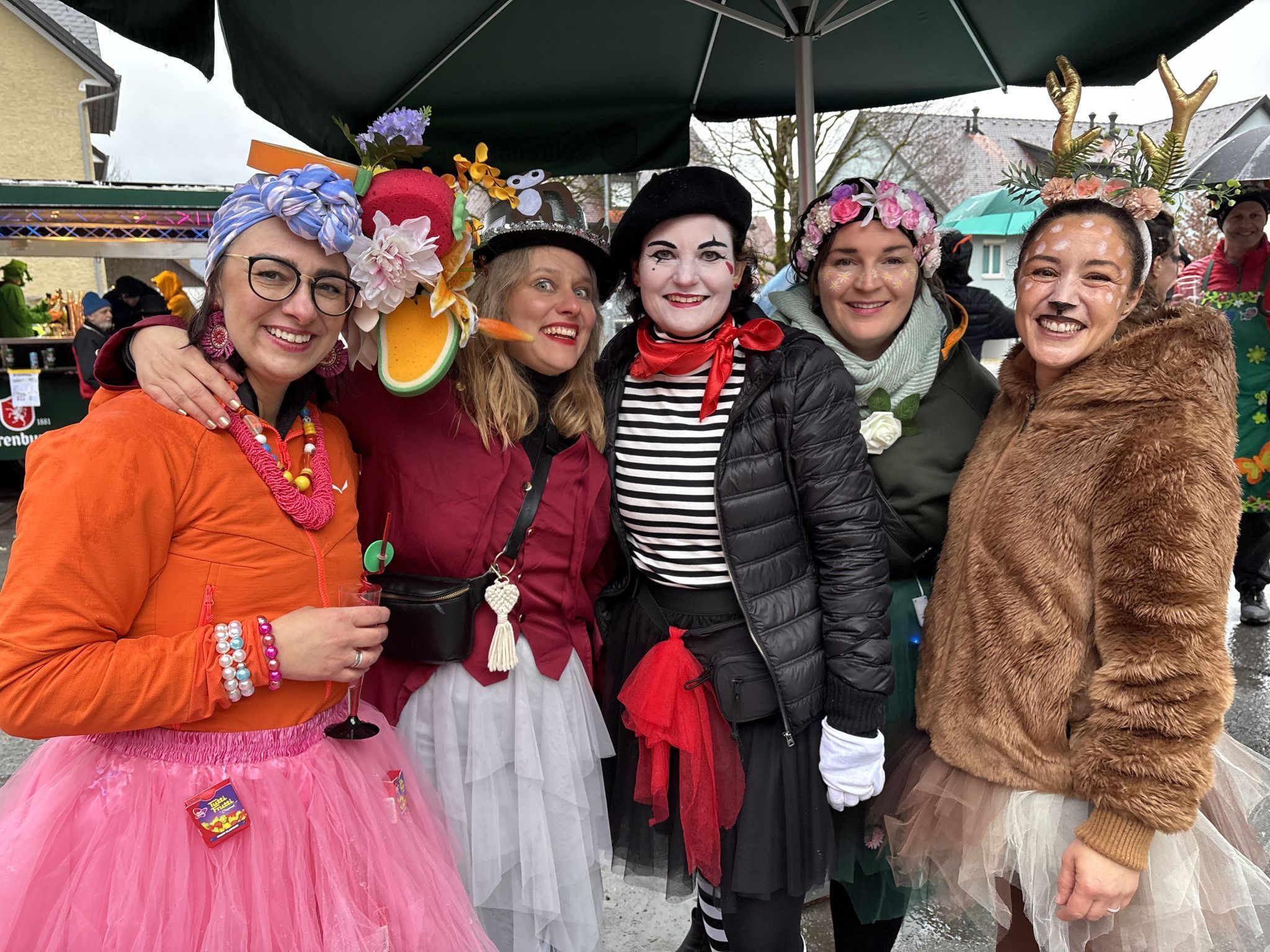 Der Bürser Fasnatumzug gefiel auch diesen fünf Damen.