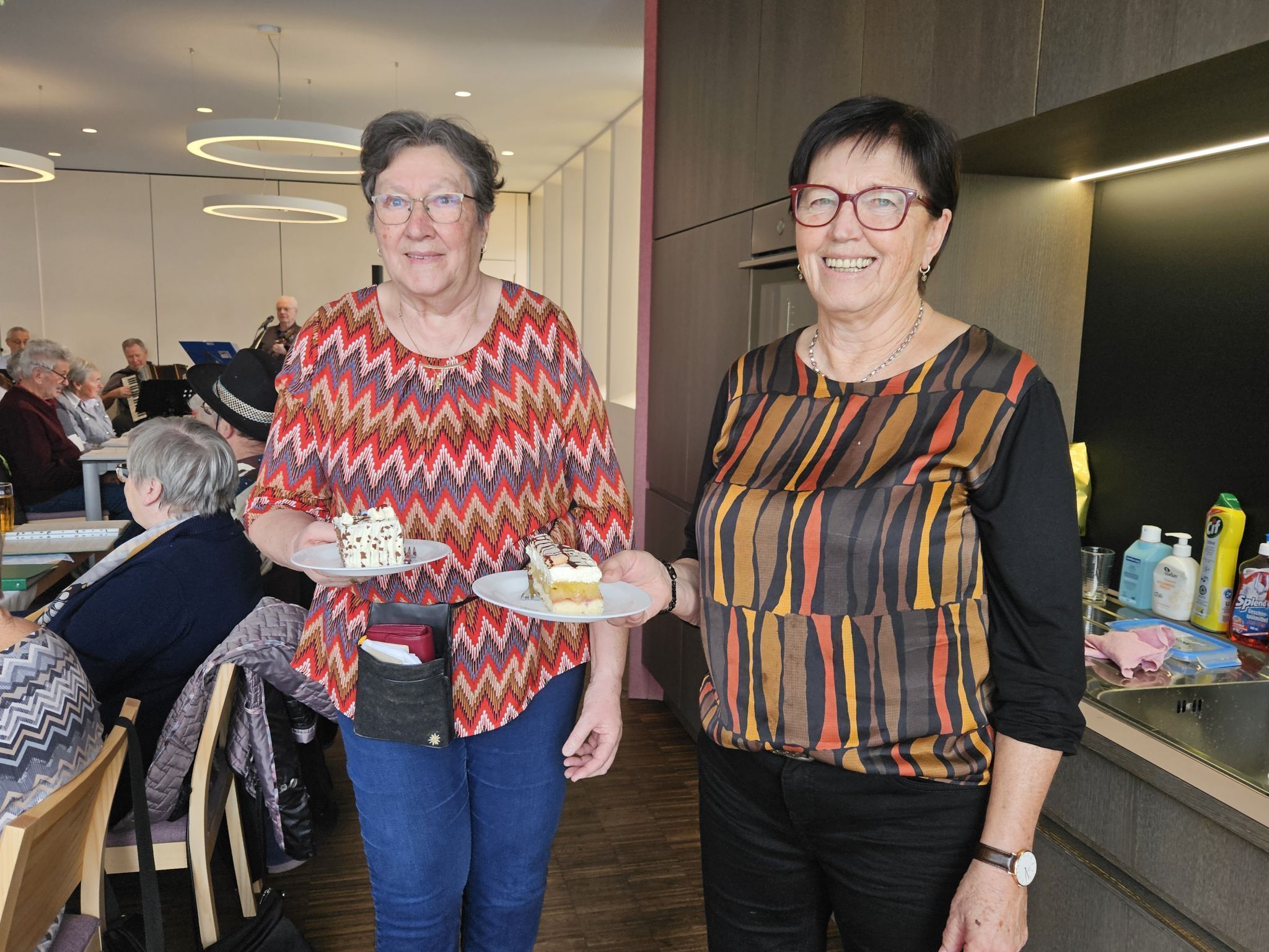 Irmgard Fuchs und Monika Helbock sorgen für die flotte Bewirtung.