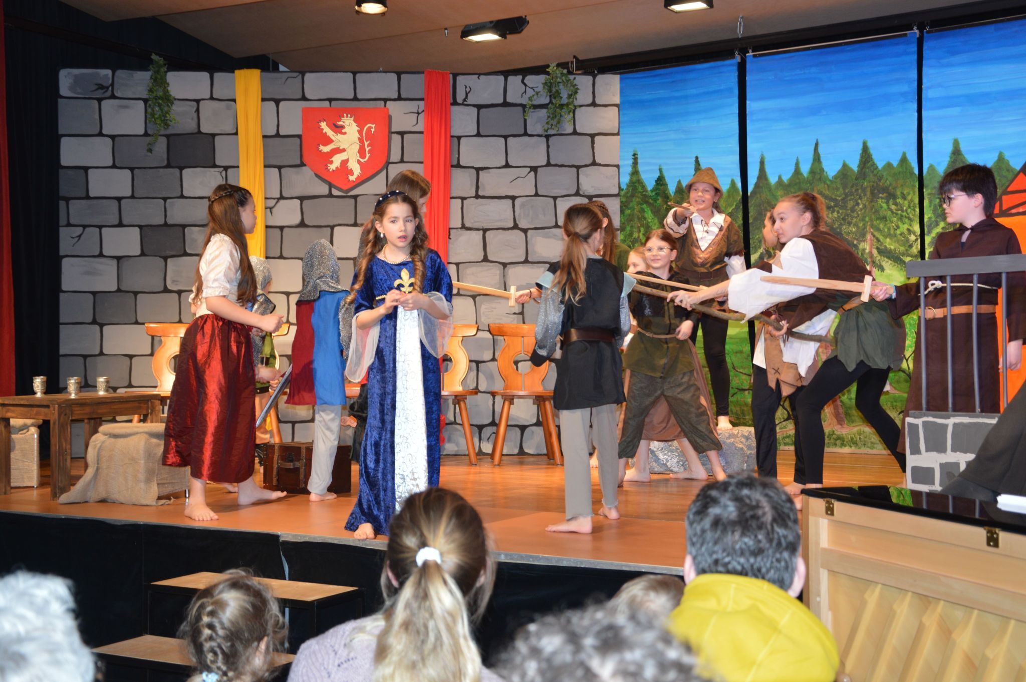 Lady Marian und ihr Gefolge werden von Robin Hood überfallen