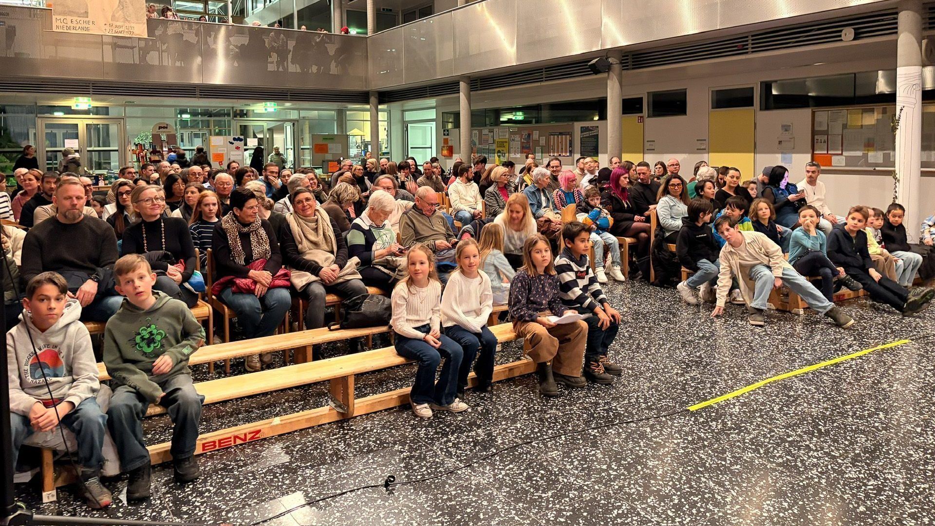Die Aula der Schule war gut gefüllt, die Gäste verfolgten aufmerksam die beiden Aufführungen.