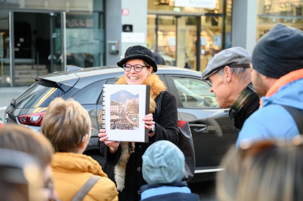 Geschichte lebendig erzählen, auch gerne einmal in Verkleidung. 