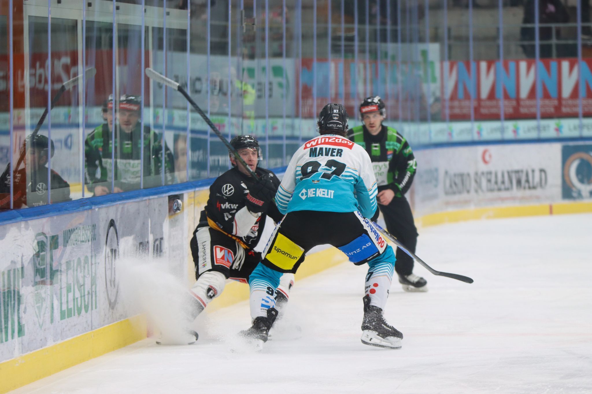 Casey Dornbach konnte sich gegen Ex-Pioneers Spieler Luka Maver behaupten.