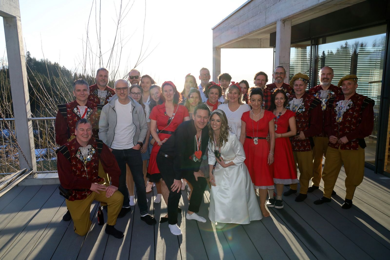 Entspannt vor dem Auftritt: Prinzenpaar, Gefolge und Raubritter in Eichenberg