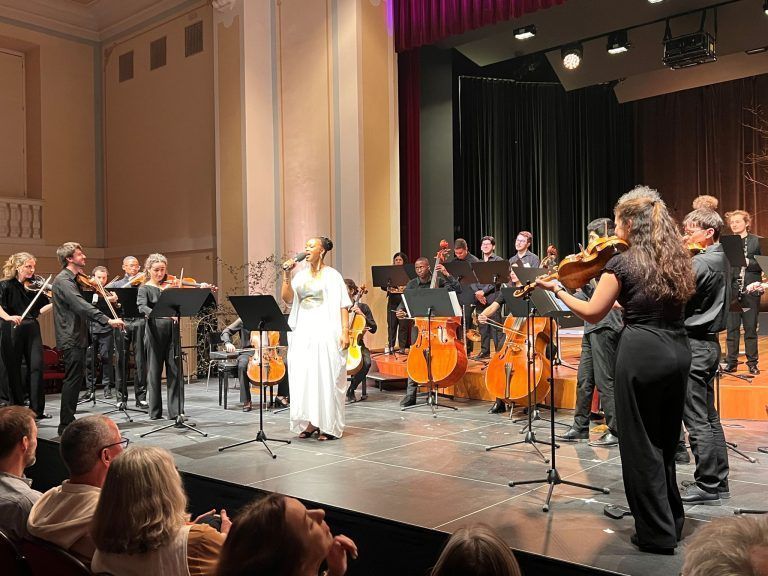 Begeisterung, Neugier und große Stimmen