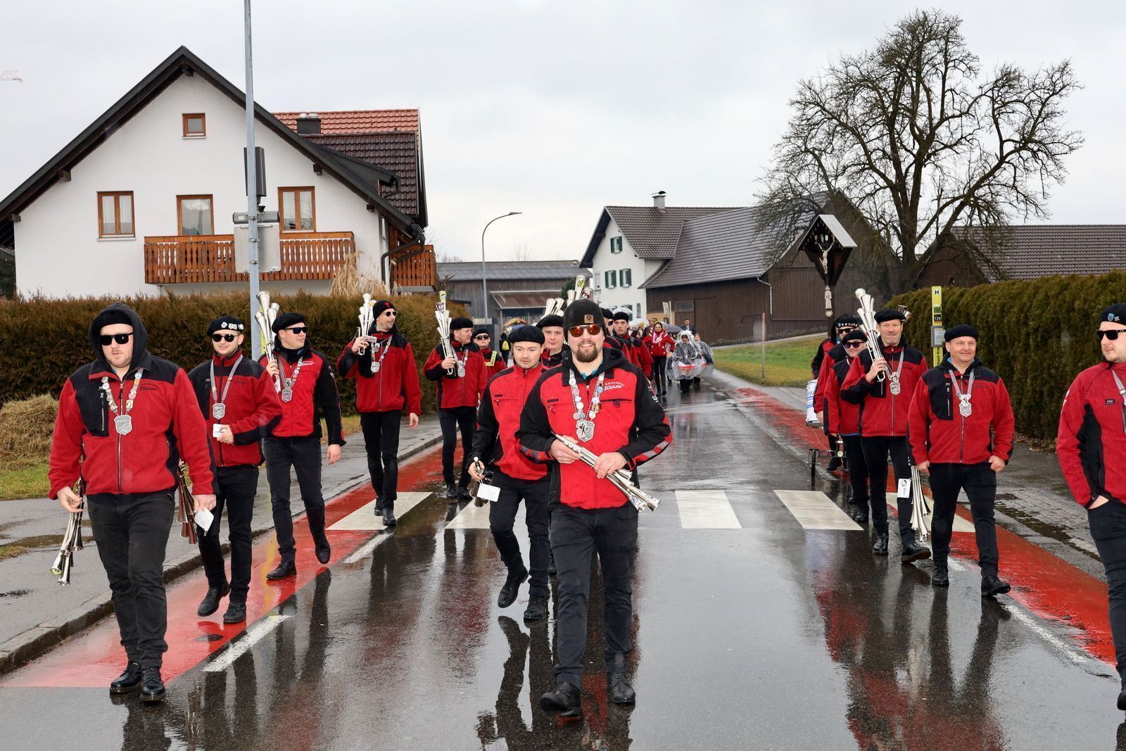 Die Leiblachtaler Schalmeien führten den Umzug musikalisch ins Dorf