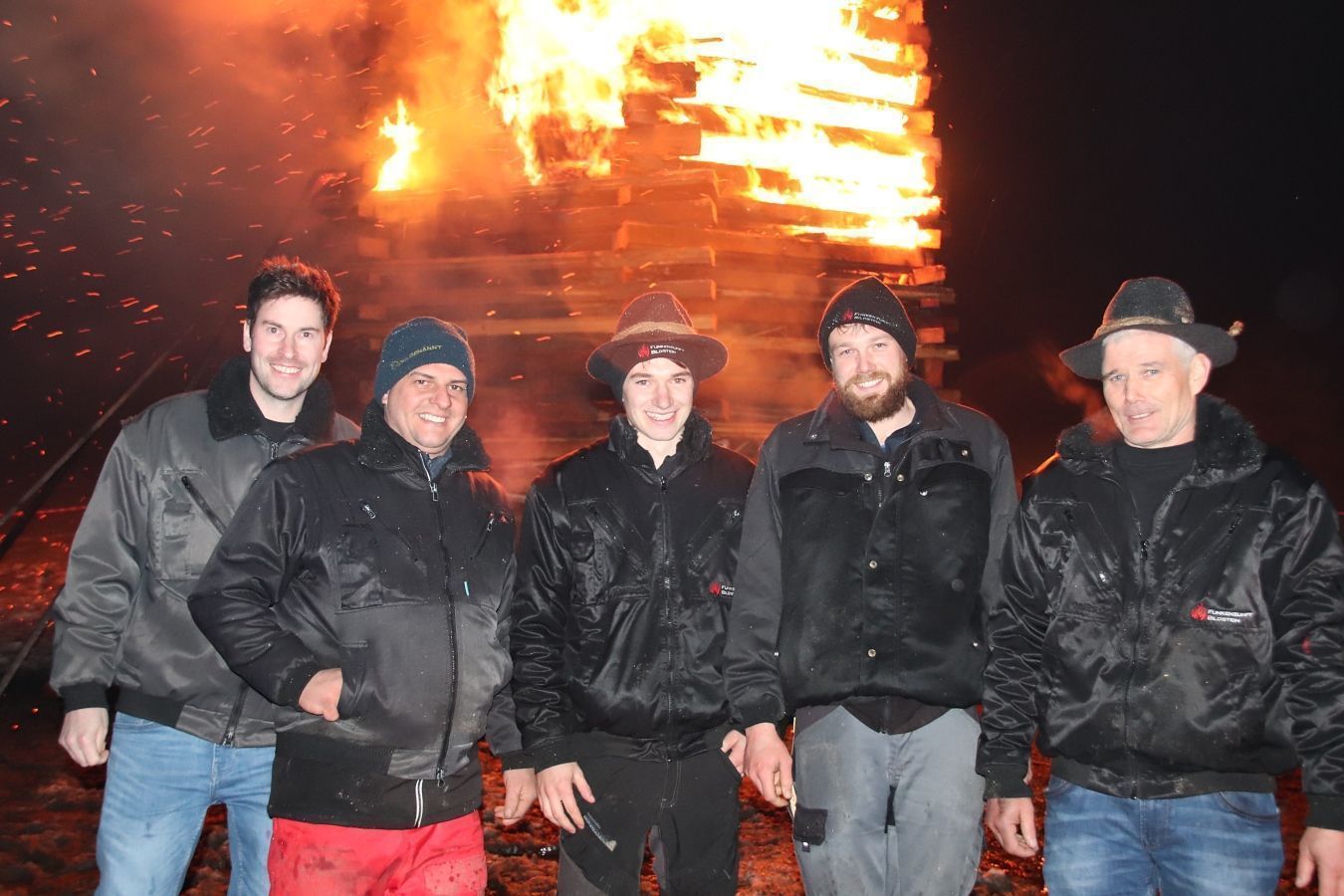 Die Mitglieder der Bildsteiner Funkenzunft brachten trotz Dauerregen den Funken zum Brennen. (Foto: NAM)