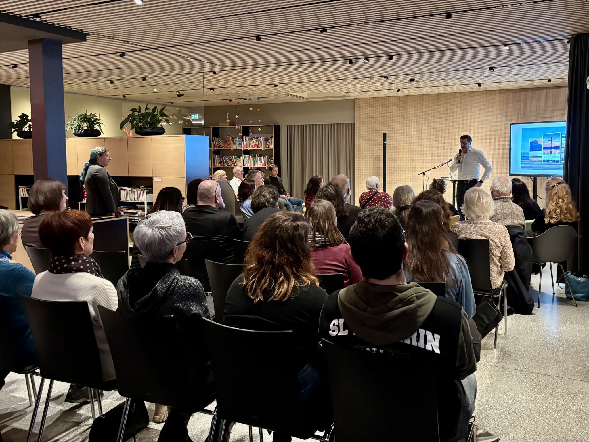 Volles Haus in der Bibliothek Lustenau. (Bibliothek)