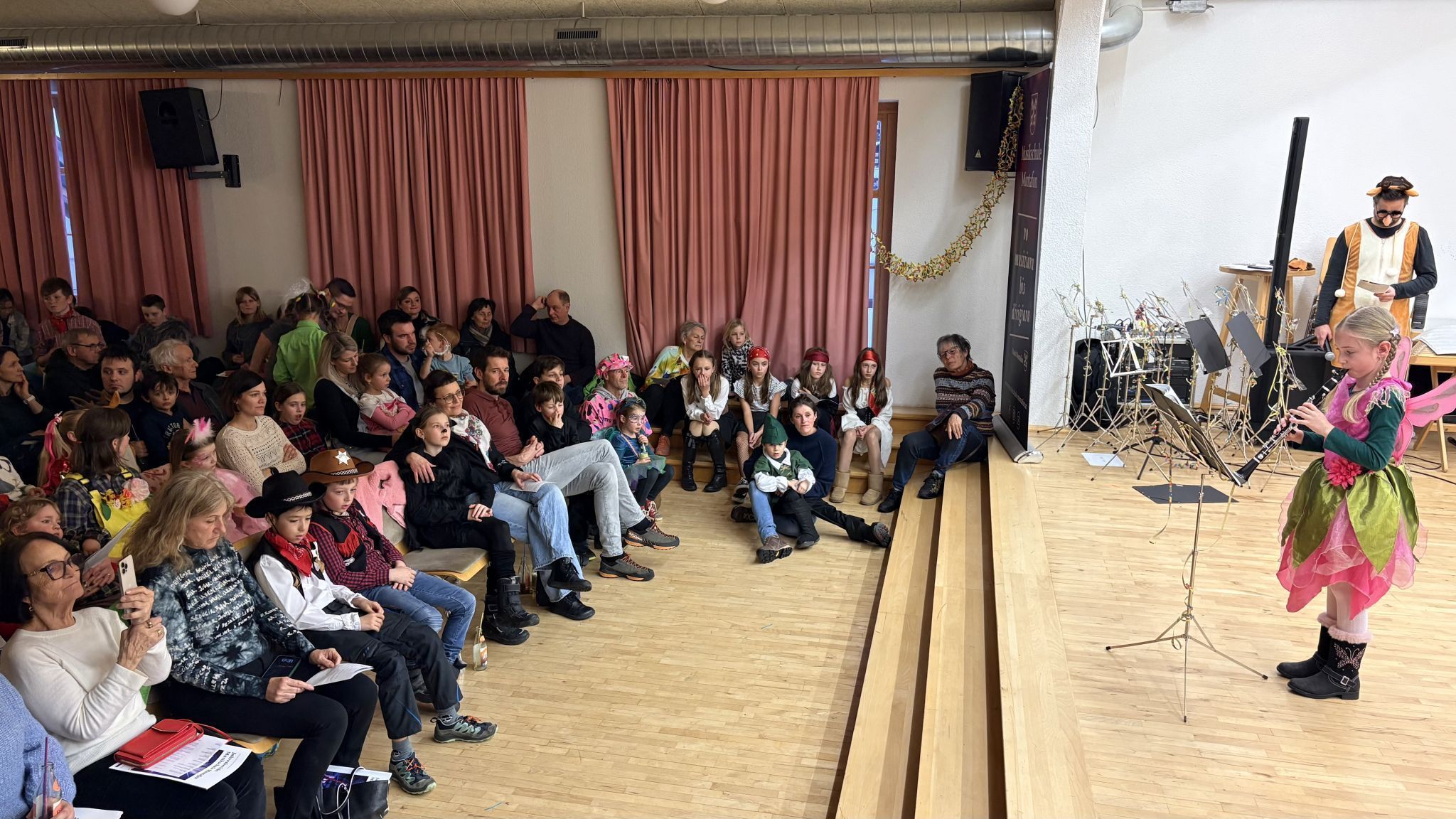 Das Mädchen hatte seinen ersten großen Auftritt vor großem Publikum und erntete viel Beifall.