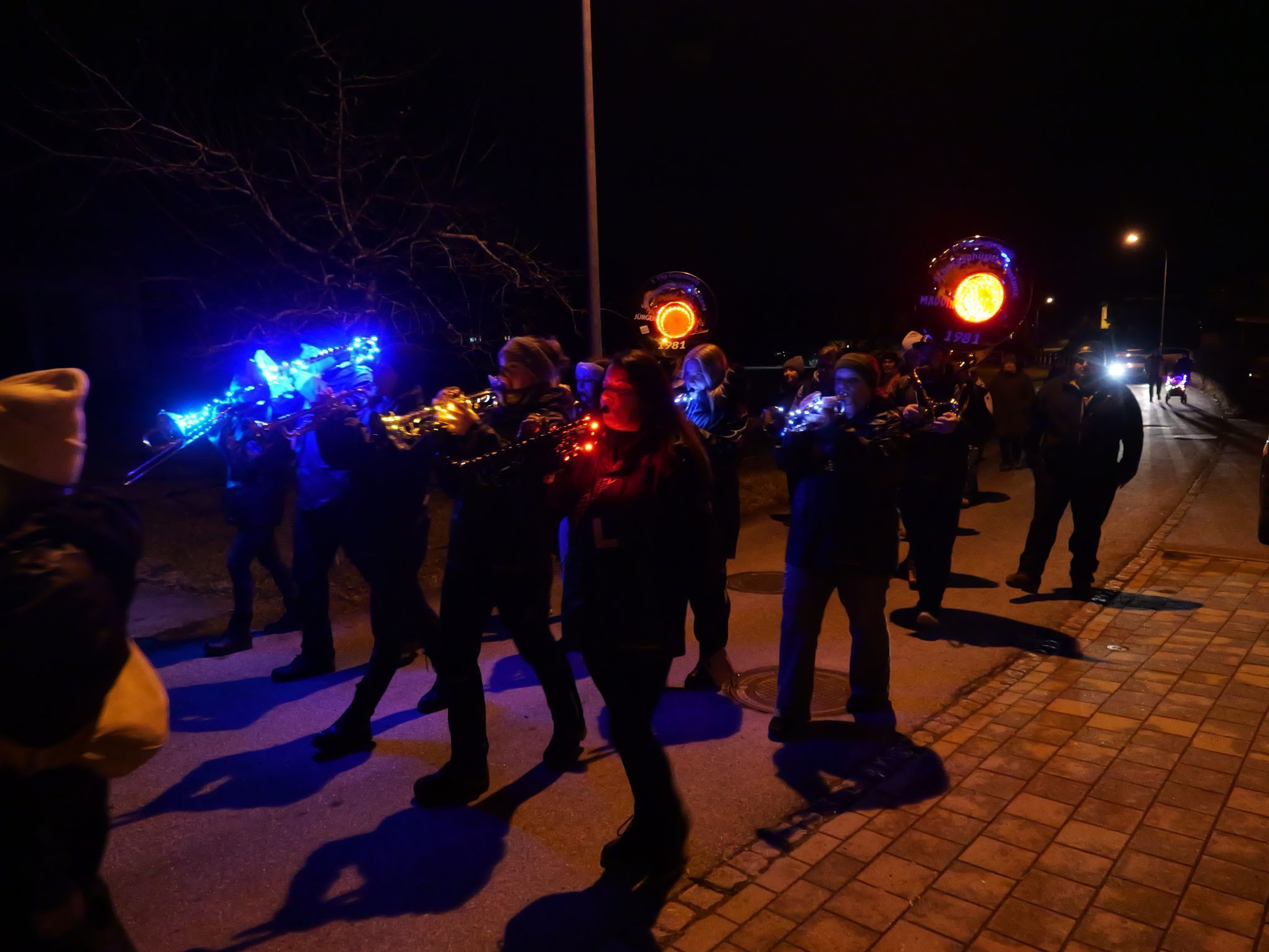 Von der Kapelle Frastafeders aus zog der stimmungsvolle Fackellauf zum Funkenplatz hinauf – begleitet von Guggamusik und Applaus.