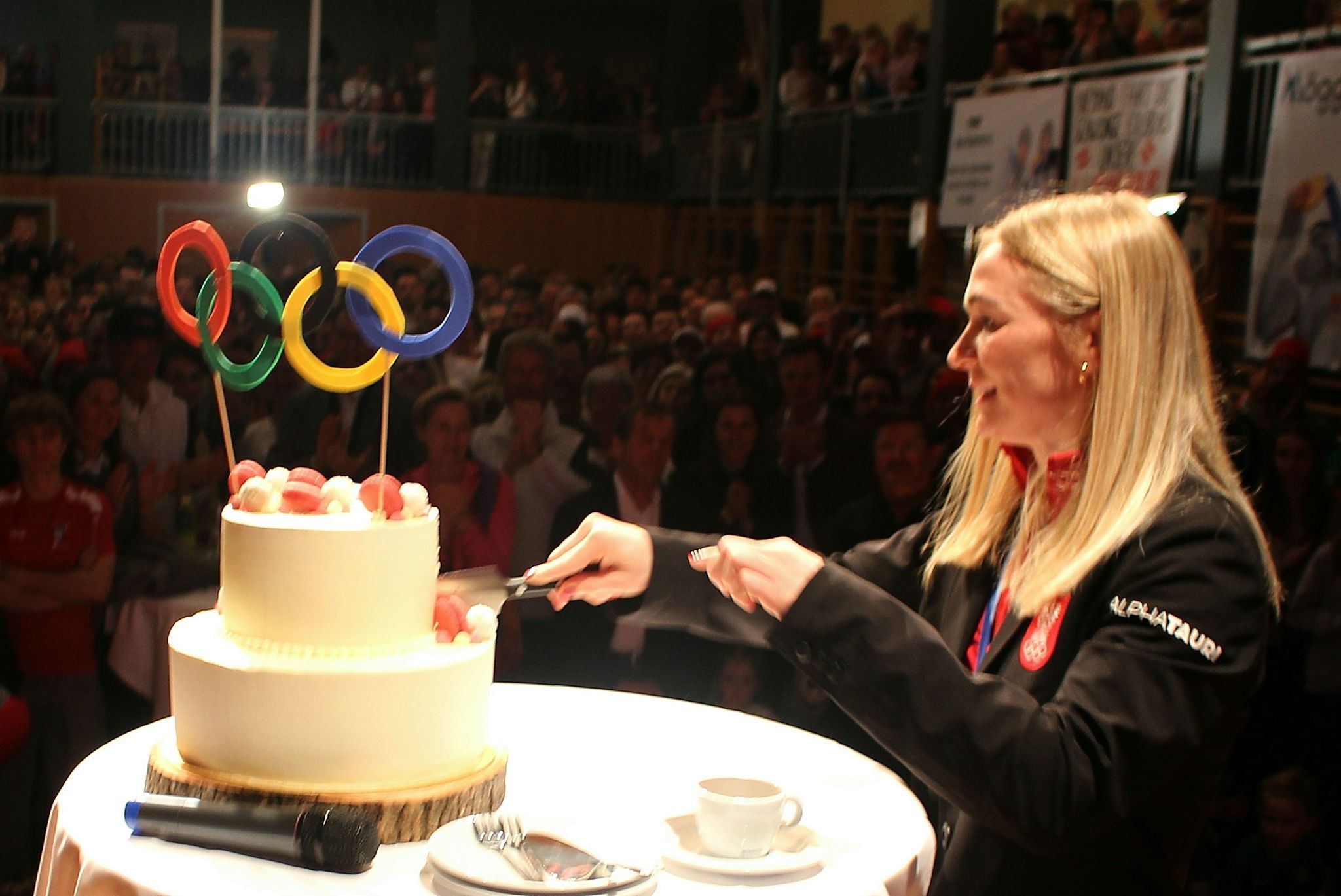 Mit dem Anschnitt der „Olympia-Torte“ beschloss „Gold-Ari“ den offiziellen Teil einer denkwürdigen Feier.