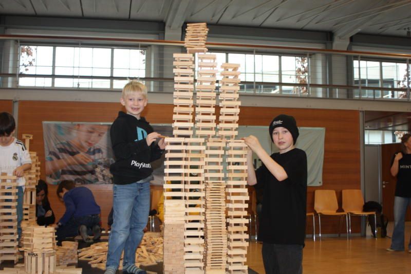 Timon und Bruno waren stundenlang an Bauwerken beschäftigt.
