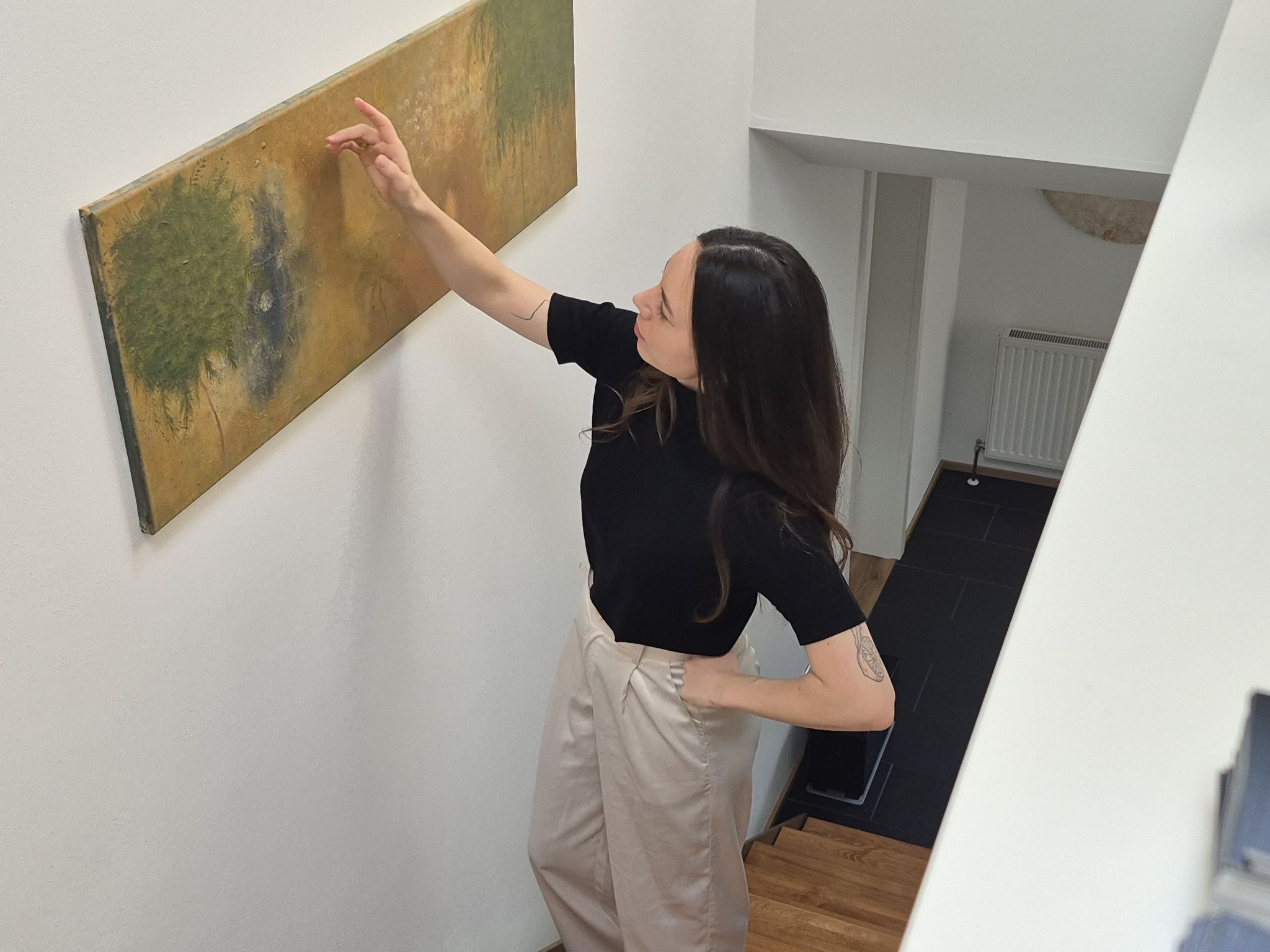 Die Künstlerin arbeitet gern mit erdigen Nuancen. Die Bilder geben Raum für Geschichten.