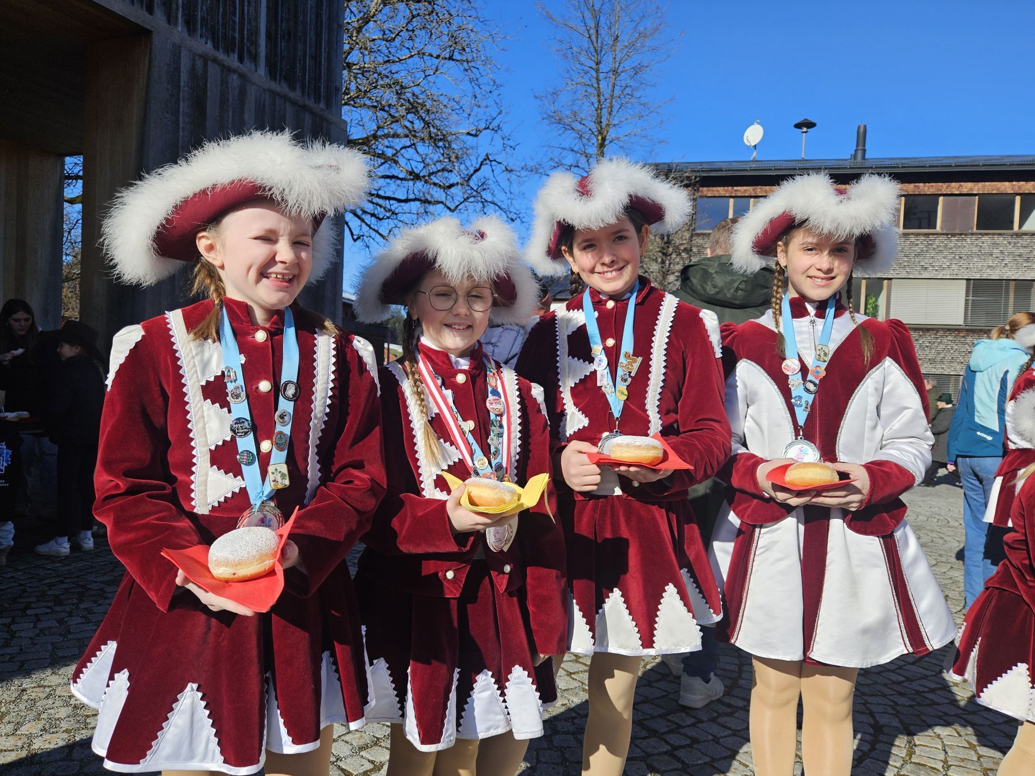 Die Gardemädchen ließen sich die Krapfen schmecken.