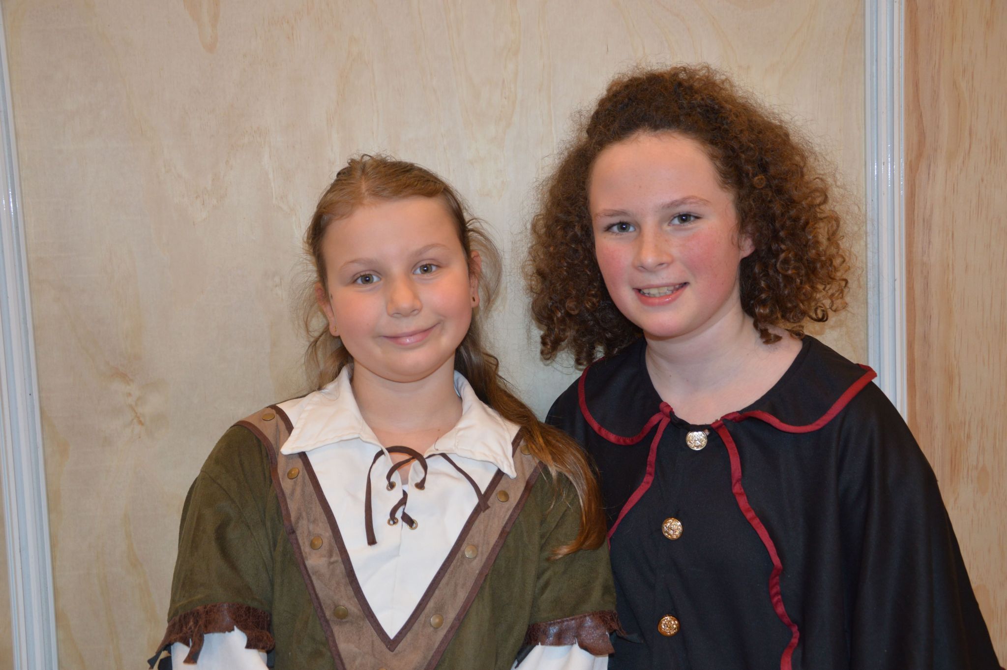 Annabell Holzer (Robin Hood) und Anna Winder (Bischof von Canterbury)