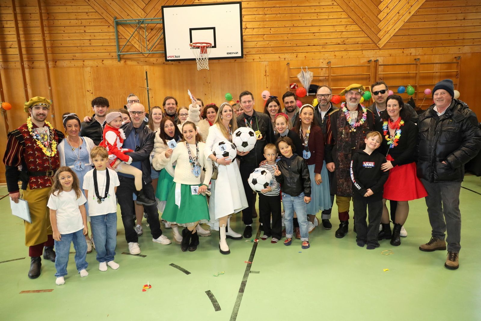 Prinzenpaar und Gefolge aus Hörbranz beim Kinderprogramm der Leiblacher Fetzahexa