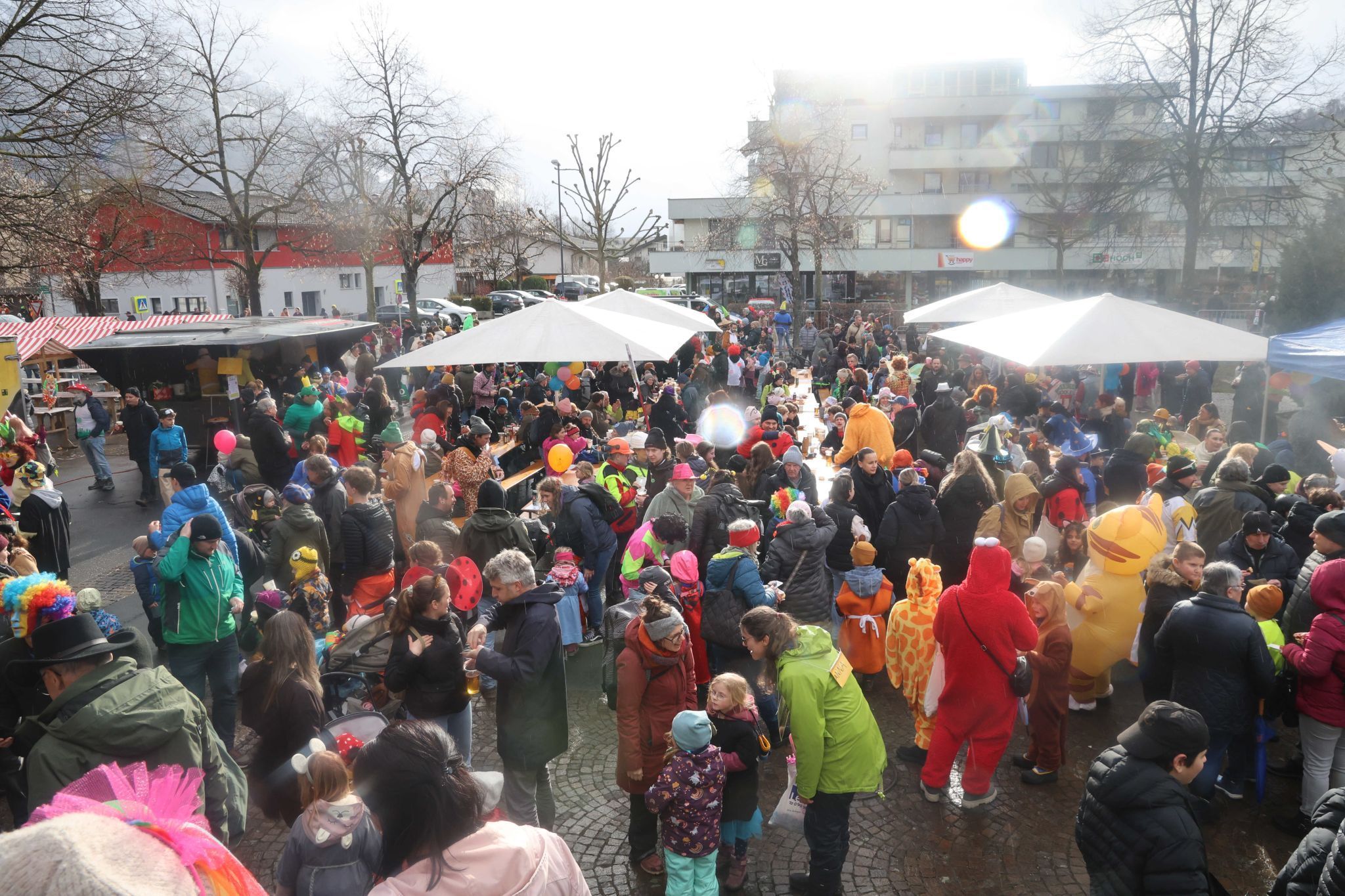 Sonne auf dem Tostner Kirchplatz. 