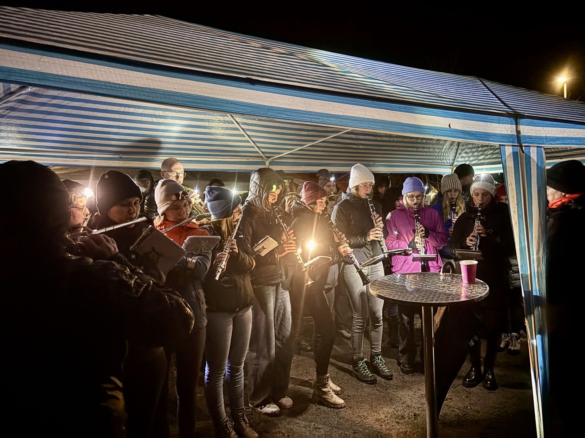 Für die Brazer Musikanten wurde ein halbwegs trockener Platz geschaffen.