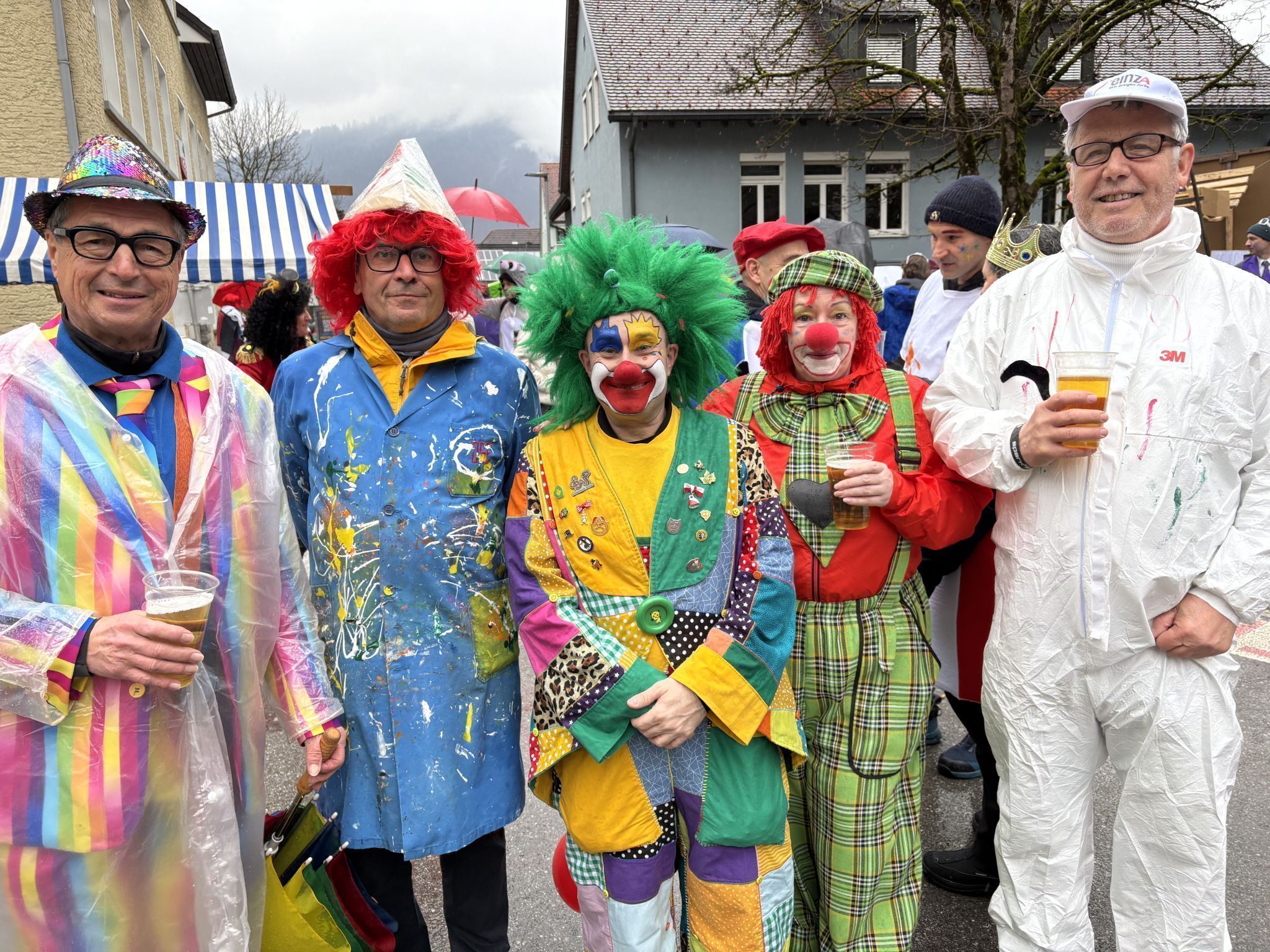 Günter Tschol (l.) freute sich, beim Bürser Fasnatumzug mittendrin, statt nur dabei zu sein.