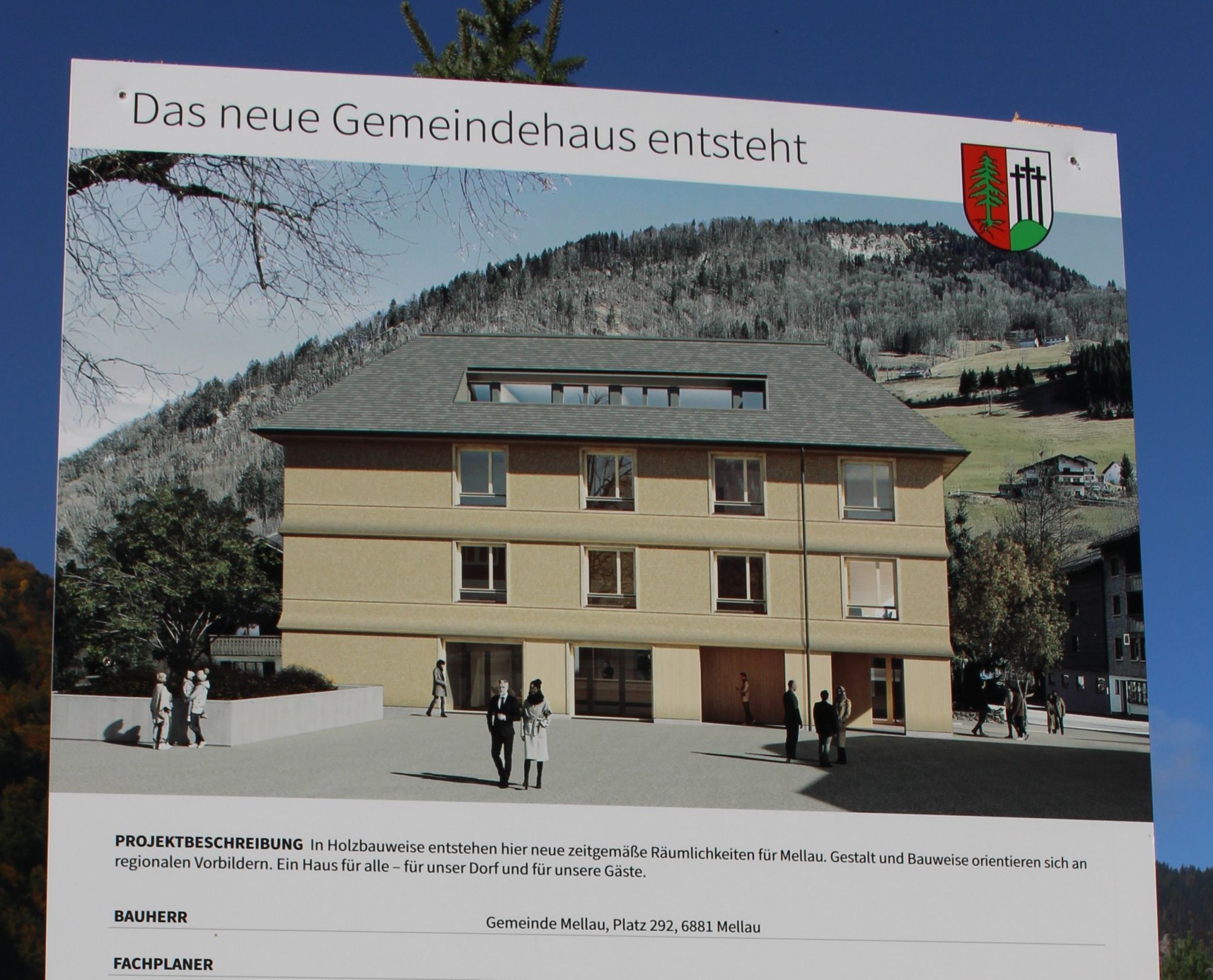 Wie das neue Gemeindehaus aussehen wird, ist am Baustellenzaun auf einer Info-Tafel avisiert.