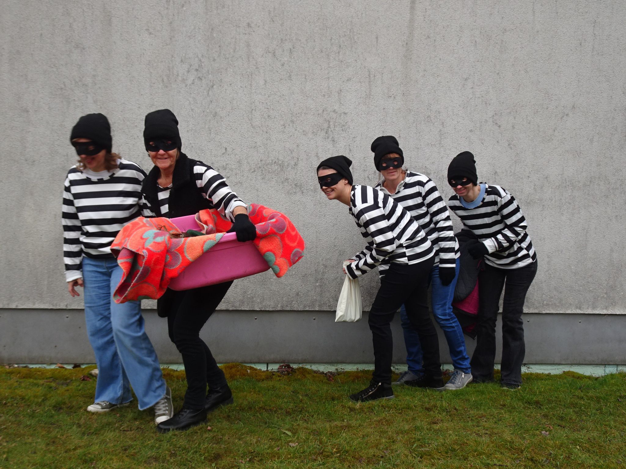 Nachdem die Köchin aus der Küche gelockt wurde, schleicht sich die Diebesbande durch den Garten an.