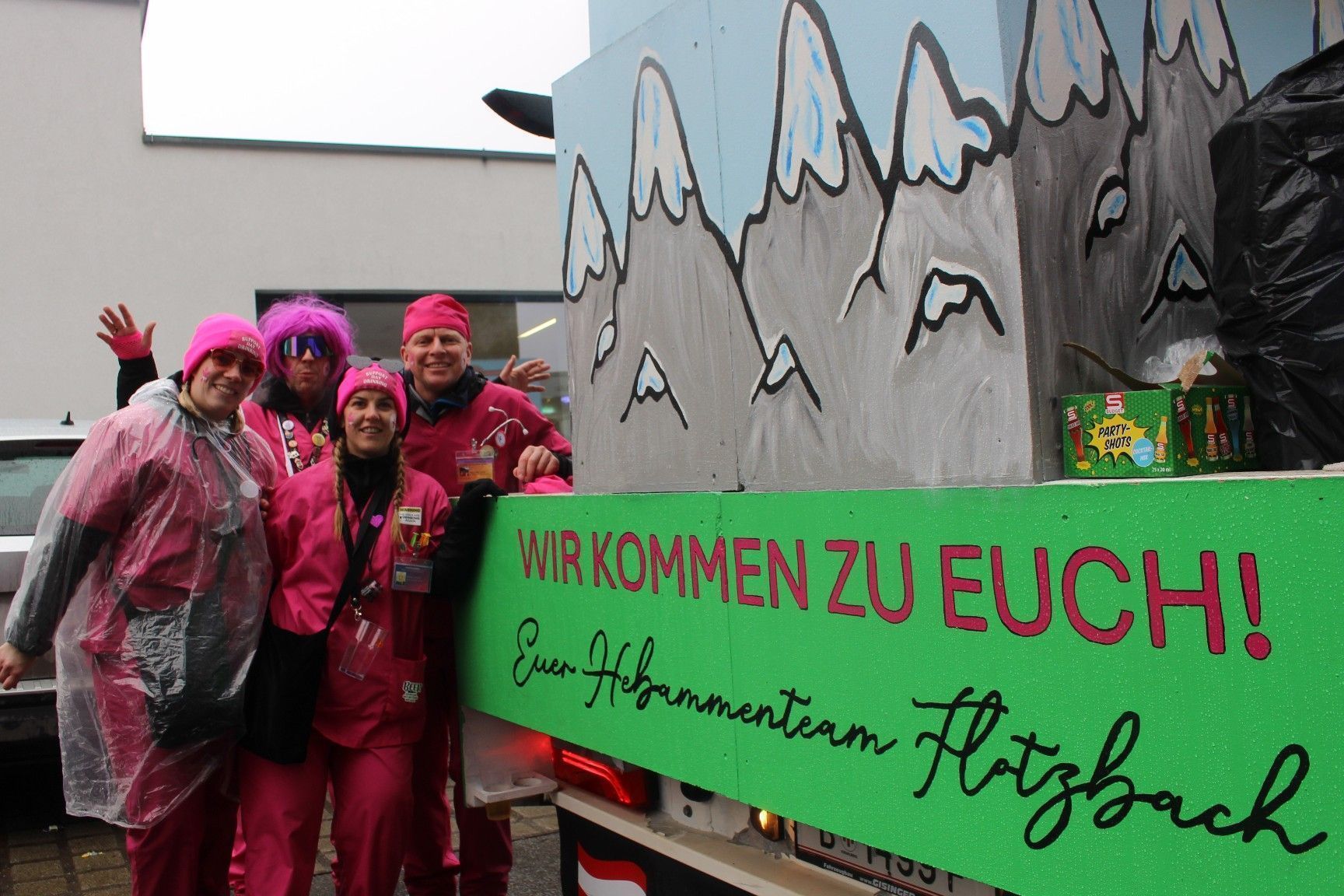 Den Schluss besorgten die Flotzbacher Narren: „Wir kommen zu euch – euer Hebammenteam Flotzbach“.