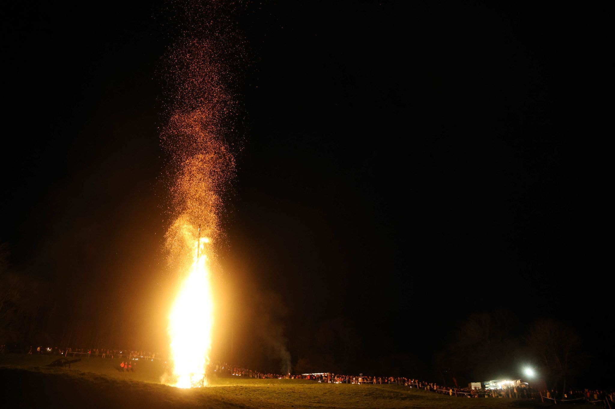Flamen und Funken fasznierten die vielen Besucher:Innen. (Bildergalerie)