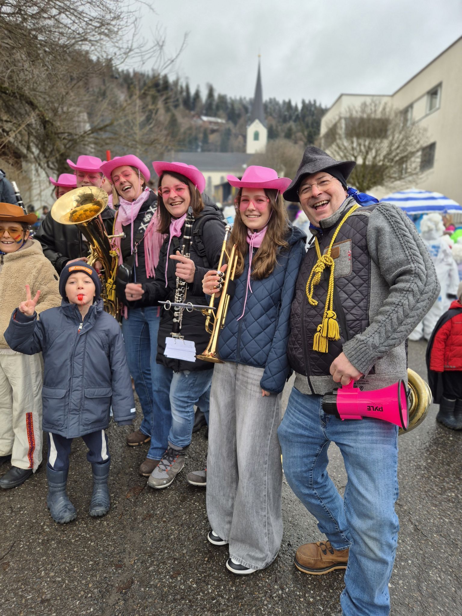 Faschingsdienstag 17. Februar 2026 zog der erste Faschingsumzug in Langen bei Bregenz durch das Dorf (Bildergalerie)