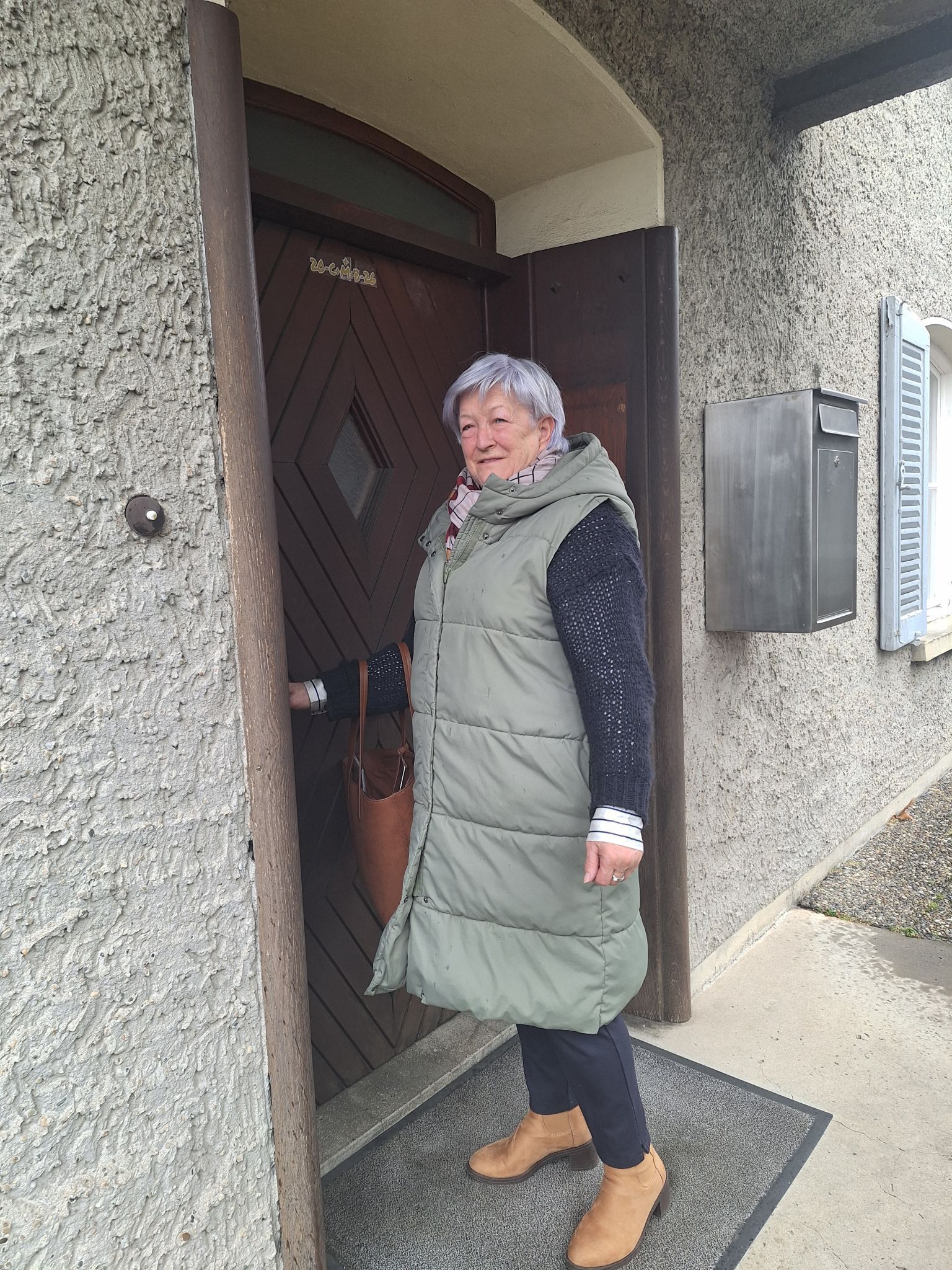 Im Rahmen der Caritas-Haussammlung geht Barbara Hofer von Haus zu Haus.