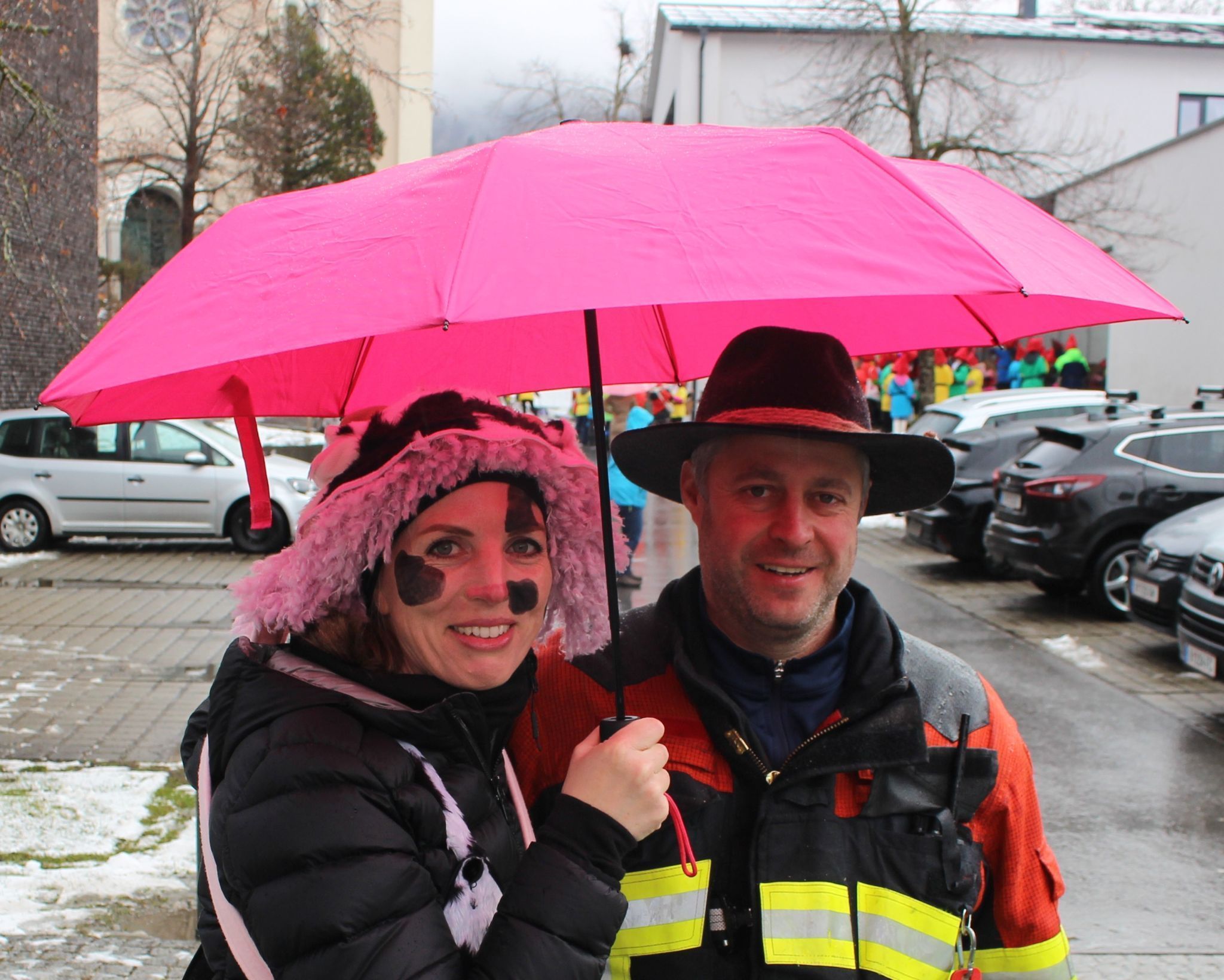 Wenn der Feuerwehrler keinen Regenschutz dabei hat, wird im geholfen.