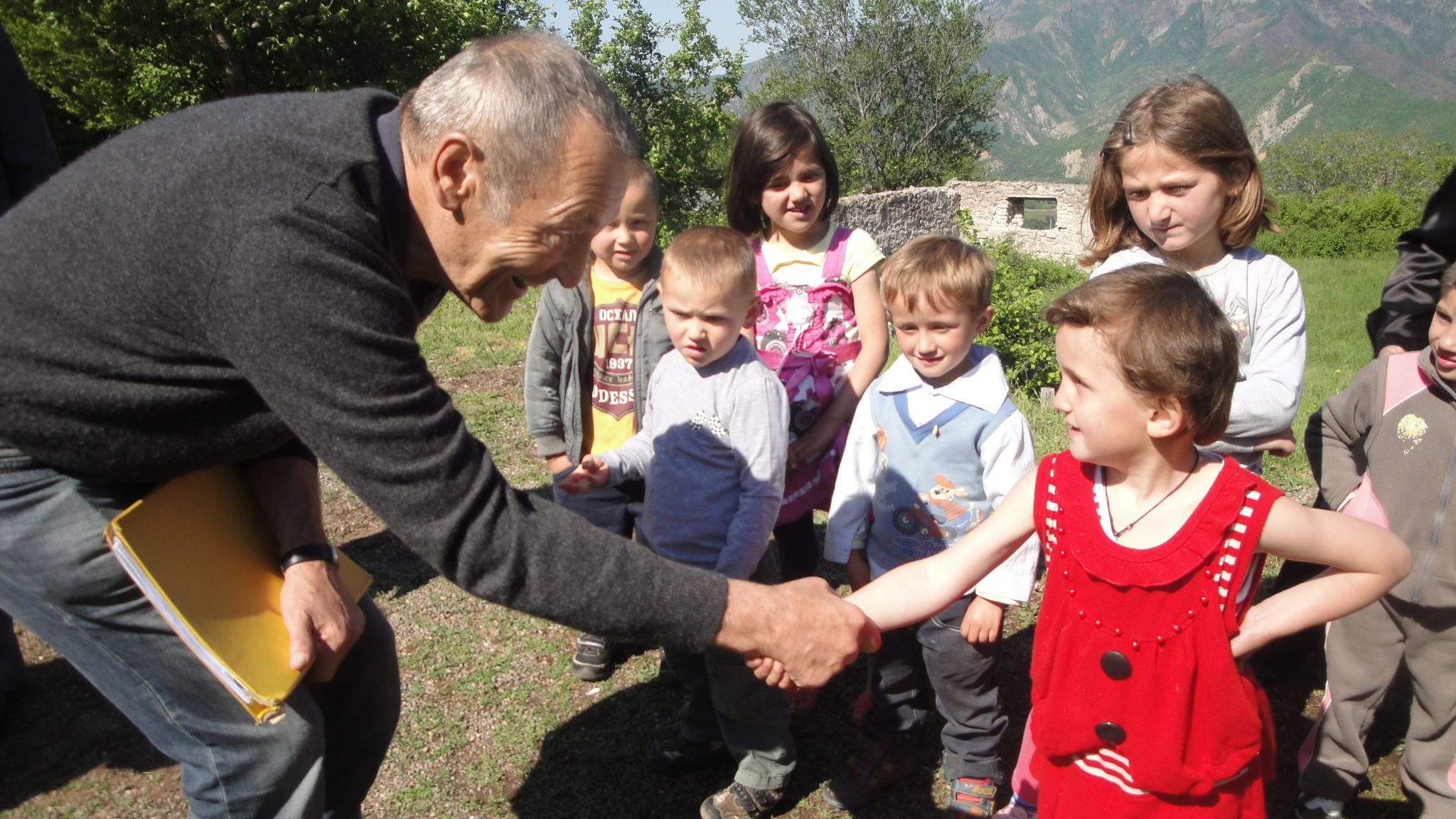 Paul Wohlgenannt mit Kindern bei einem Besuch in Albanien.