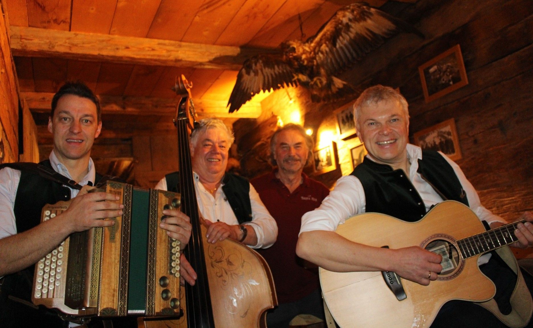 Fotoshooting „unter dem Adler“ – Wäldar Klang und Hausherr Albert Hager. 