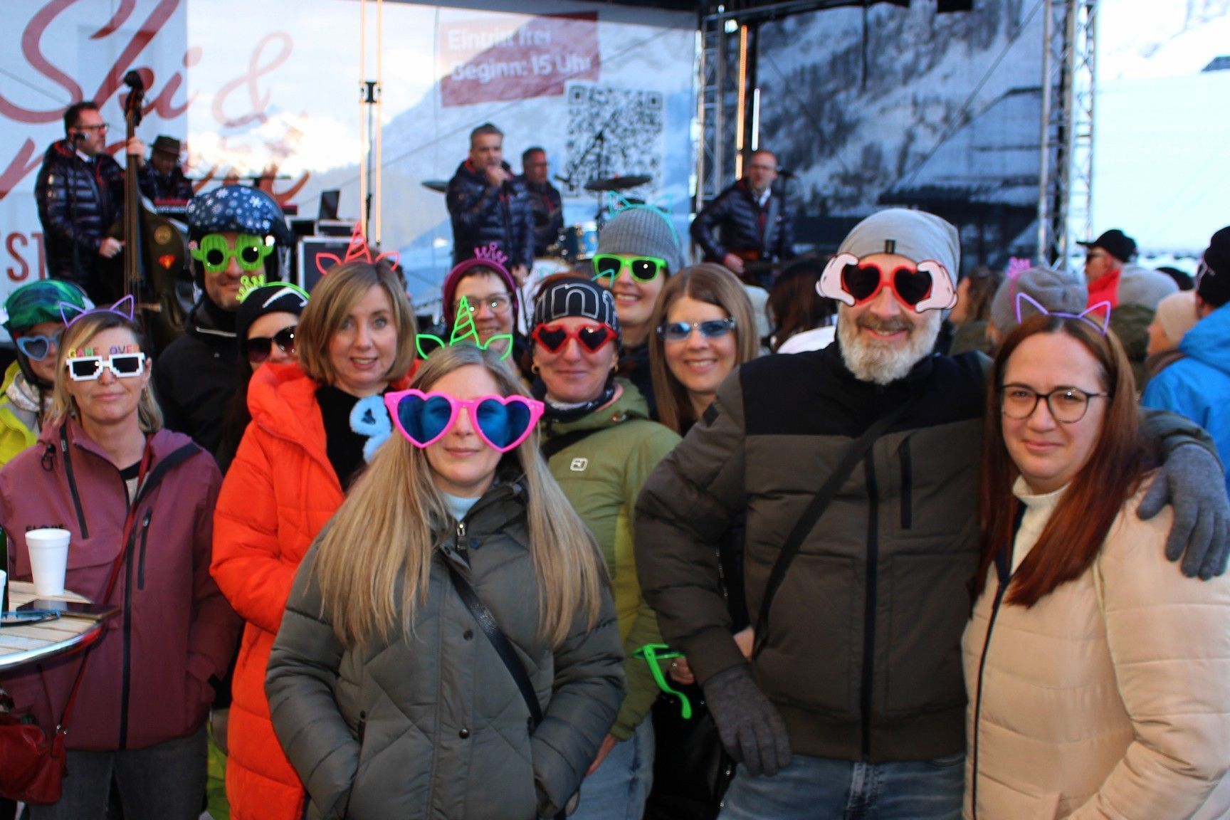 Ein wenig Fasnat muss sein – und wenn es nur „Spezialbrillen“ für den richtigen Durchblick sind.