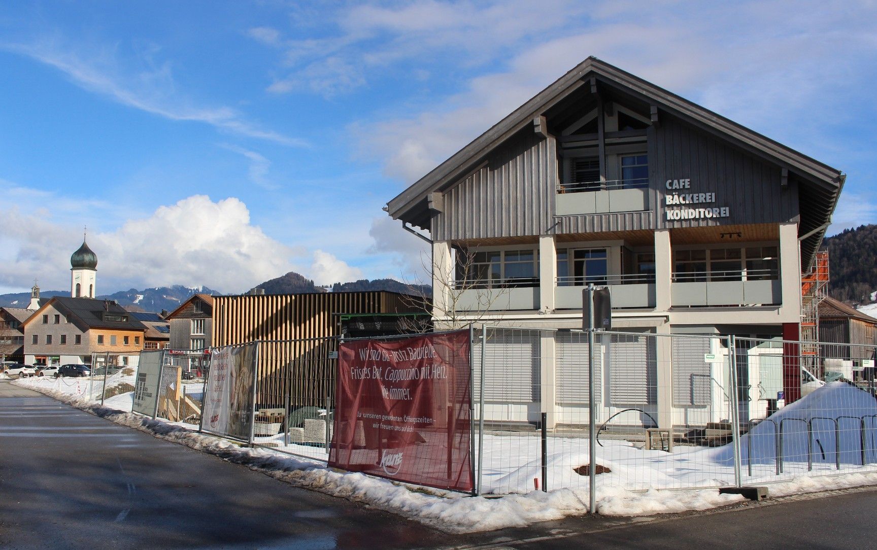Noch ist die Bäckerei in einem eigenen Gebäude untergebracht, schon in wenigen Wochen wird die Produktion mit dem Laden und Café zusammengeführt.