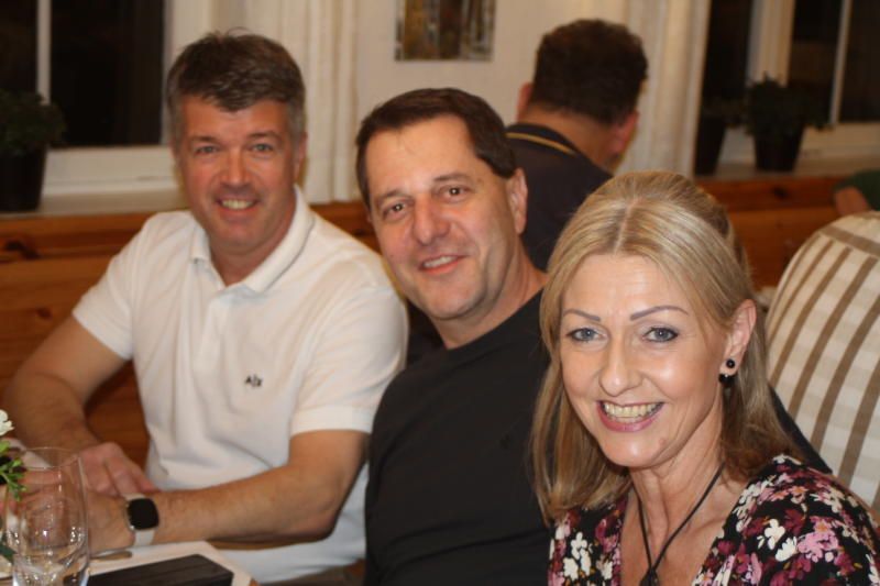 Drei Gäste mit viel Freude dabei. 