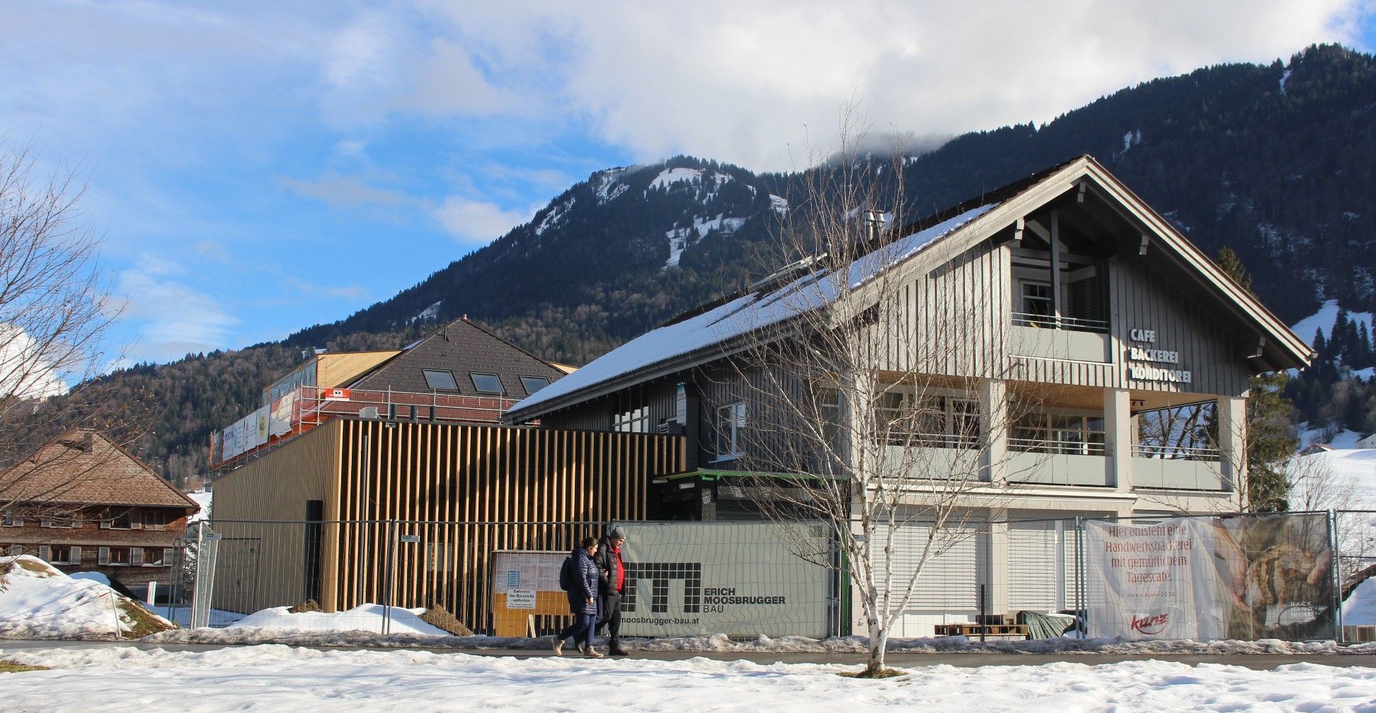 Seit Jahrzehnten wurde in einem anderen Haus gebacken, jetzt werden mit dem Zubau Laden, Café und Produktion zusammengeführt.