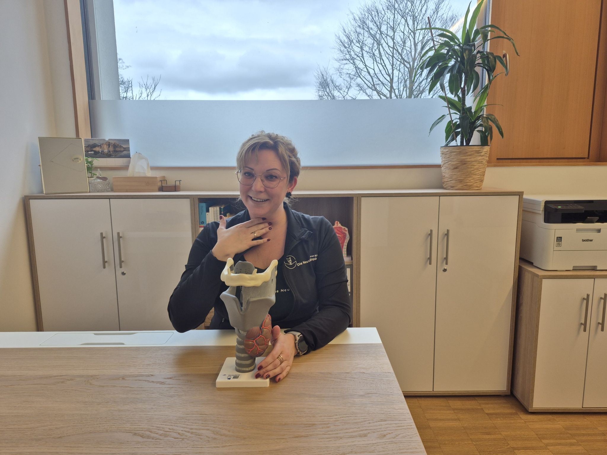 Sarah Bührle hat sich auf die Therapie von Sprech-, Stimm- und Schluckstörungen spezialisiert, die durch neurologische Erkrankungen verursacht werden.