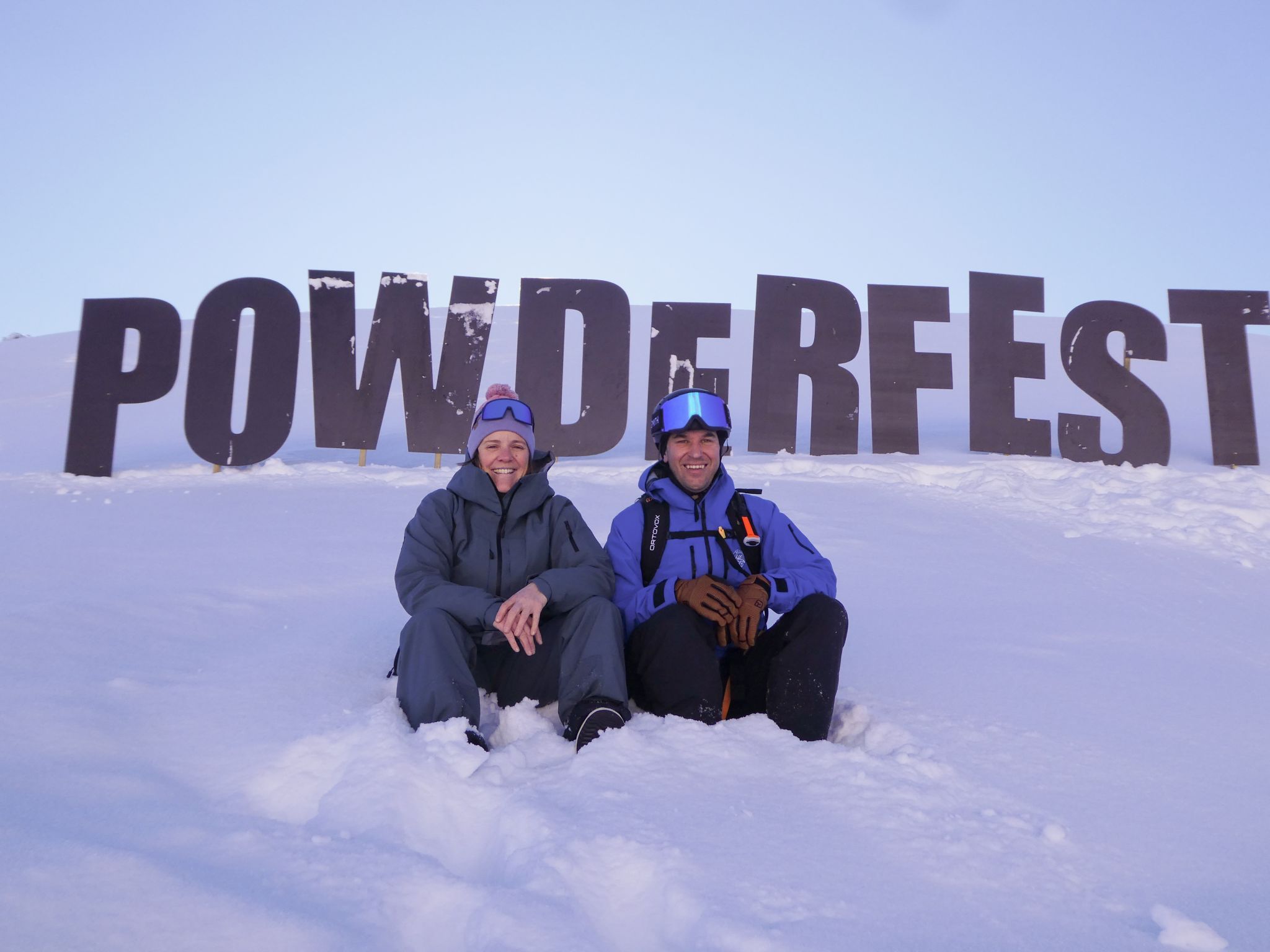 Regina und Simon Wohlgenannt vor ihrem Powderfest-Schriftzug.