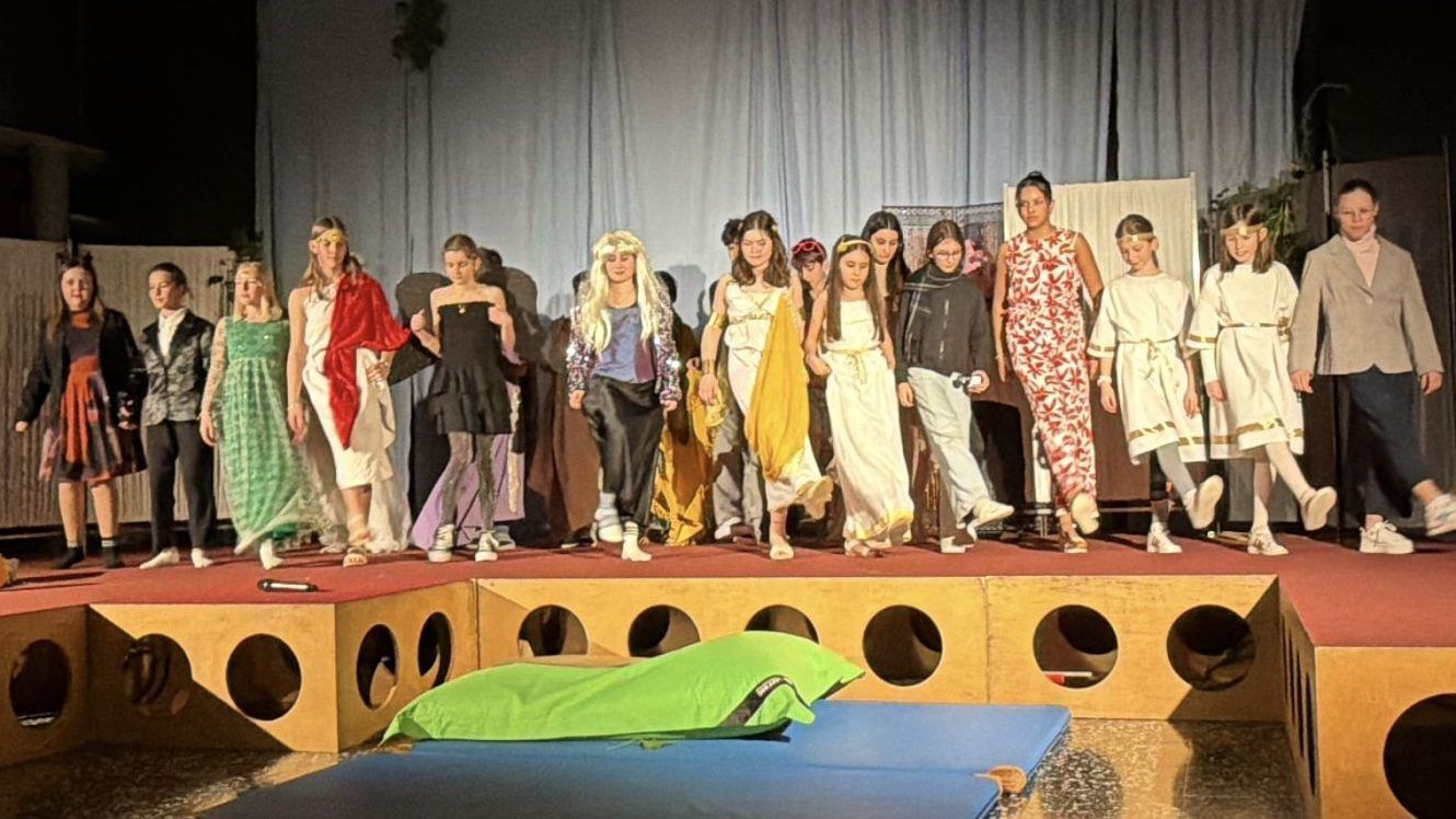 Die jungen Schauspieler tanzten gemeinsam den griechischen Sirtaki und feierten die Schönheit von Aphrodite.