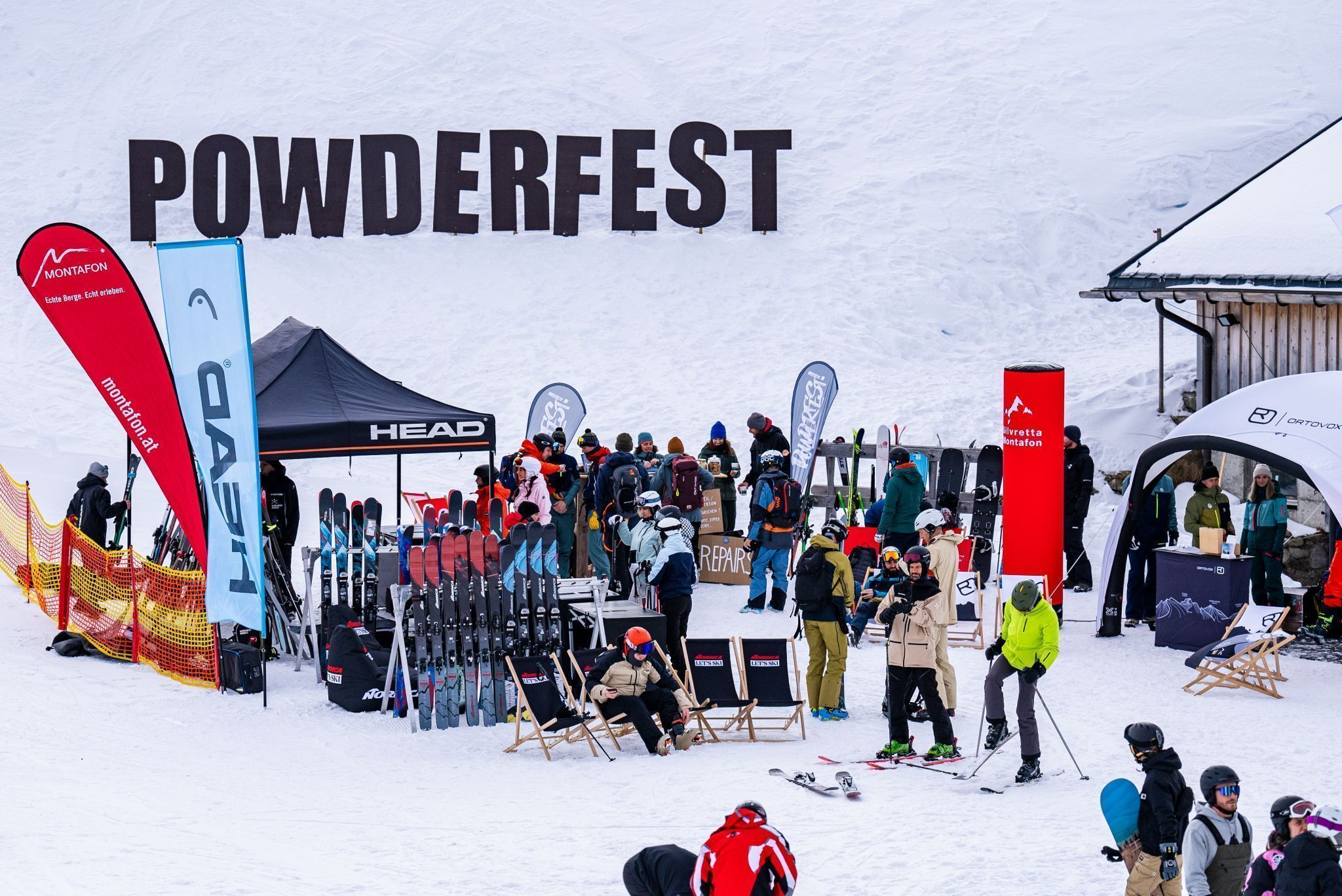 Der Powderfest-Standort bei der Grasjoch Bergstation mit dem Markenzeichen: Der Powderfest-Schriftzug.
